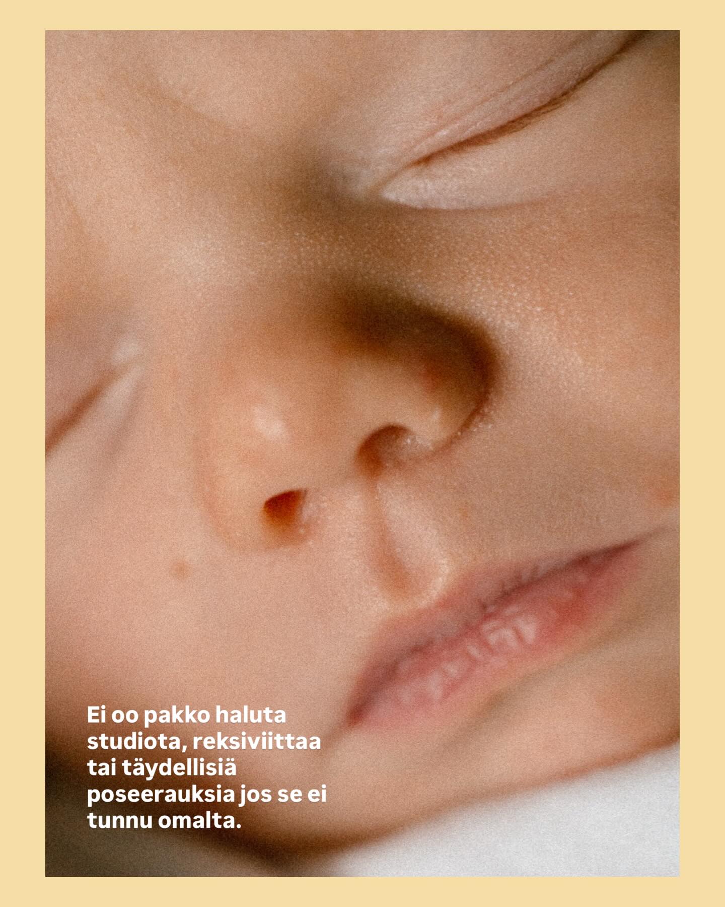 Haluan sanoa tän sulle, joka mietit, että pitäisikö teidänkin perheen haluta vastasyntyneen kuvaukseen studioon, vaikkei se tunnukaan teidän jutulta. EI TARVITSE.
Jos tuntuu enemmän omalta ajatus siitä, että kuvaus toteutetaan omassa kodissa, omissa vaatteissa ihan vain sen arkisen meiningin keskellä, tehkää mieluummin niin! Mä tuun todella mielelläni kuvaamaan teitä kotiin enkä mä yritä laittaa teitä johonkin tietynlaiseen muottiin. Se, että mä tulisin luomaan täydellisiä kapalointeja teidän vauvalle, ei vaan kerro kovinkaan paljon teidän omasta elämästä ja tarinasta. Ja se puolestaan on se, mitä mä haluan teidän kuviin tallentaa.
Mä luon teille kuvia, joiden kautta te tuutte muistamaan miltä teidän koti näytti ja miltä tuntui ensimmäisiä kertoja nostella ja käsitellä vauvaa. Ja siksi mä en oo kuvauksissa se, joka asettelee vauvaa teidän syliin täydellisesti. Me ei luoda mitään fiktiota — se millaista teidän perheen ensimmäiset yhteiset hetket kotona on, on täydellisiä tullakseen ikuistetuiksi sellaisenaan.
#newbornkuvaus #vastasyntyneenkuvaus #perhekuvaus #dokumentaarinenperhekuvaus #newbornkuvausturku #newbornkuvaushelsinki #perhekuvausturku #perhekuvaushelsinki #perhekuvauskotona #newbornkuvauskotona