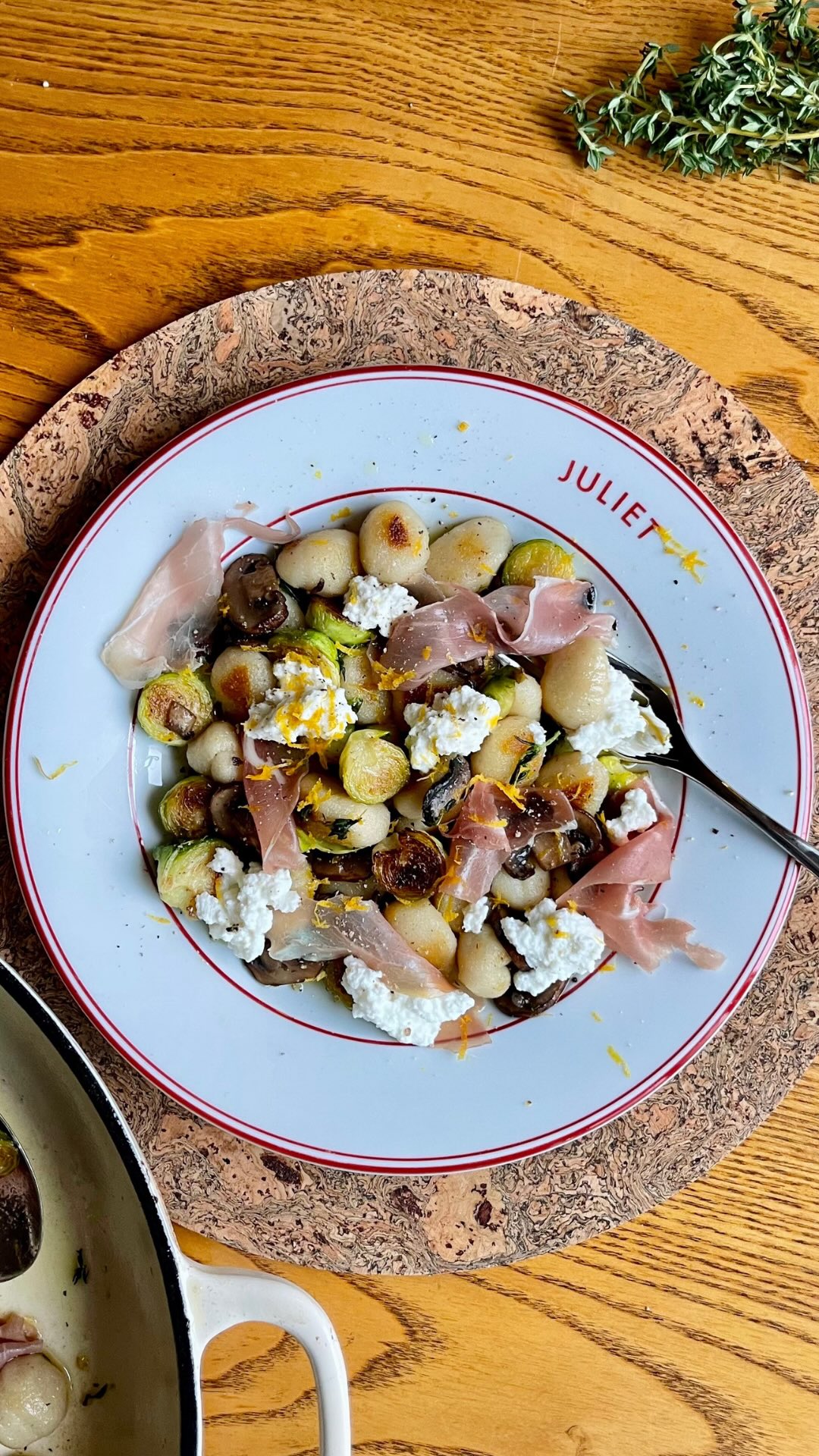 Mushroom, sprout and thyme gnocchi☃️
Everyone loves sprouts, right? … right??
Either way they taste brilliant pan fried with buttery mushrooms and accompanied by Sunny & Luna Cauliflower Gnocchi, topped with prosciutto and ricotta🤩
Perfect for a simple Christmas Eve meal or a lazy midweek dinner, the festive flavours are perfect to get you in the festive spirit🍾
You’ll need -
150g mushrooms
200g Brussels sprouts
Extra virgin olive oil
Sunny & Luna Cauliflower Gnocchi
50g Butter
Thyme
Prosciutto (optional)
Ricotta
Salt & Pepper
Chop your mushrooms into thin slices and your sprouts into halves, removing the tough outer leaves and stalk. Heat a large pan with oil and place the sprouts face down and cook for 3 minutes or until they’re starting to brown, flip over and cook for 2 minutes on the other side. Add the mushrooms and a good pinch of salt and cook for another 5 minutes until the mushrooms are soft and starting to caramelise.
Meanwhile, heat oil in a non stick pan and add the gnocchi, tossing to coat. Cook for 5 minutes or until golden brown, tossing occasionally.
Remove from the pan and return to the heat with butter and a few sprigs of thyme. Heat through until the thyme is aromatic, and add the vegetables back in. Once the gnocchi is cooked, add to the pan and mix everything together.
Plate with prosciutto if you eat meat, and dollops of ricotta. Zest an orange over for an extra Christmassy finish