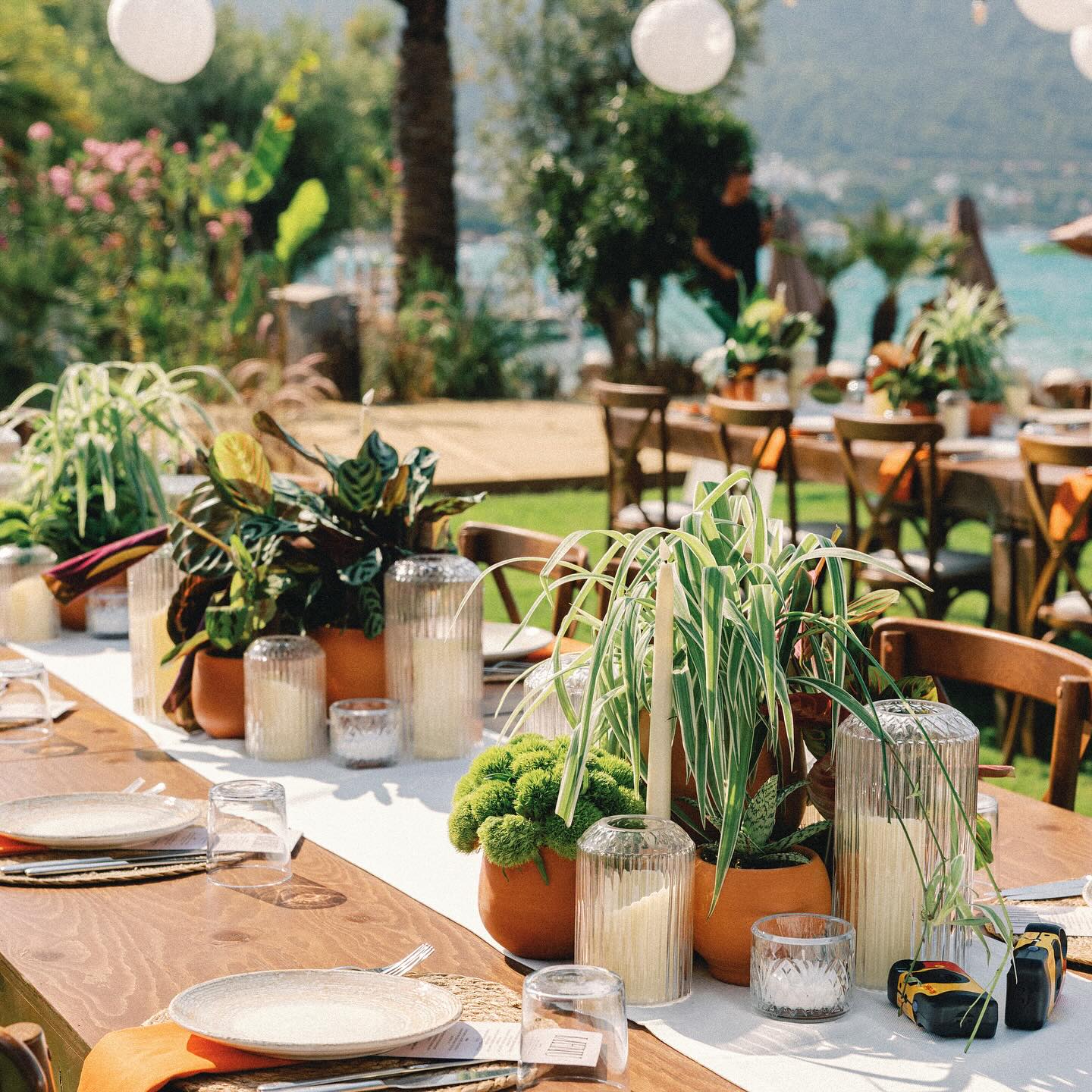Grace visioned for a more sustainable wedding floral theme, so we went with potted plants, shades of green… and to complement we used terracotta pots and cinnamon napkins, which provided a nice balance and a playful, vibrant pop.
#karemevents #sustainability #greenplants #wedding #weddingfloraldesigner