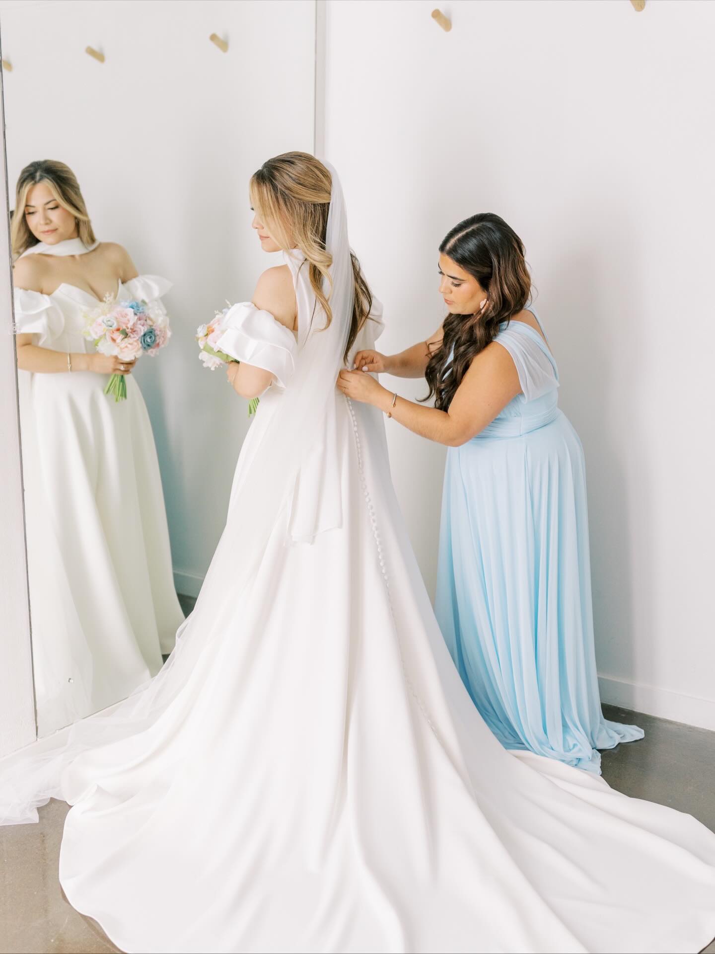 Brides, want to know how to get clean getting ready images like these? Head over to read the latest blog post to learn 5 wedding tips for stress-free beautiful photos! Link in bio 🫶🏻
#wisconsinweddingphotographer #wisconsinweddingvideographer #greenbayweddingphotographer #doorcountyweddingphotographer #milwaukeeweddingphotographer #madisonweddingphotographer #oshkoshweddingphotographer #weddingtips #taylormayphotography