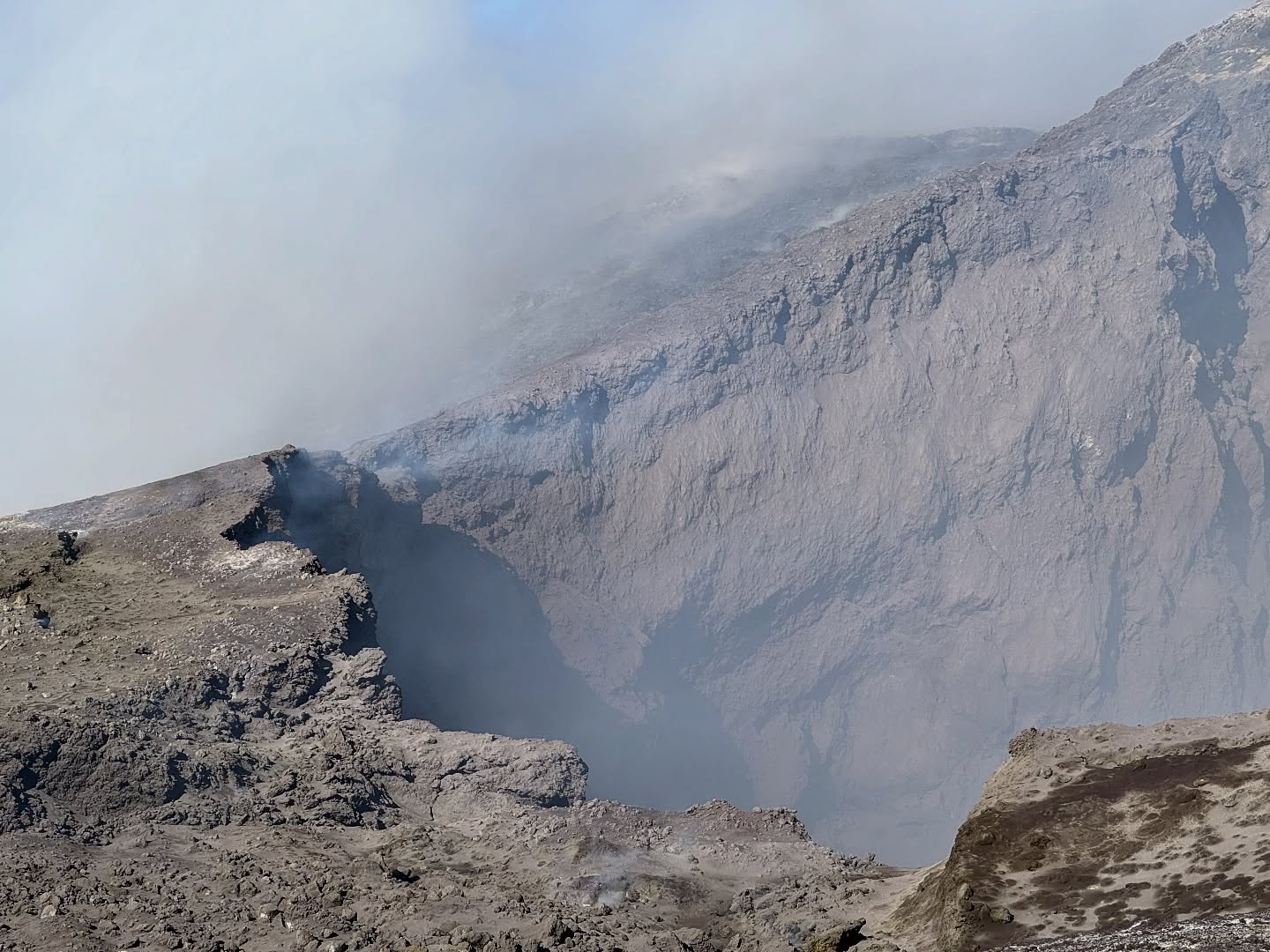 #Etna Central Craters • Versante Sud | Ultimo tour di gruppo sui crateri in cima con visibilità spettacolare 🤟🏻 da domani 18 Novembre il meteo instabile, l’arrivo di neve sulla carta consistente ❄️ e il mantenimento delle condizioni di sicurezza in generale imporranno salite solo con gente molto esperta 🥾 e solo con escursioni private, fino a quandoe se il tour in cima sarà ancora possibile☝️
Arrivano per il periodo invernale i tour di gruppo #Etnative, da Dicembre 2025 a Marzo 2026
“Etna Winter Trek High”
“Etna Winter Trek Medium”
Stay tuned🌋
#sicily #volcanoes #sicilia #guidevulcanologichesicilia