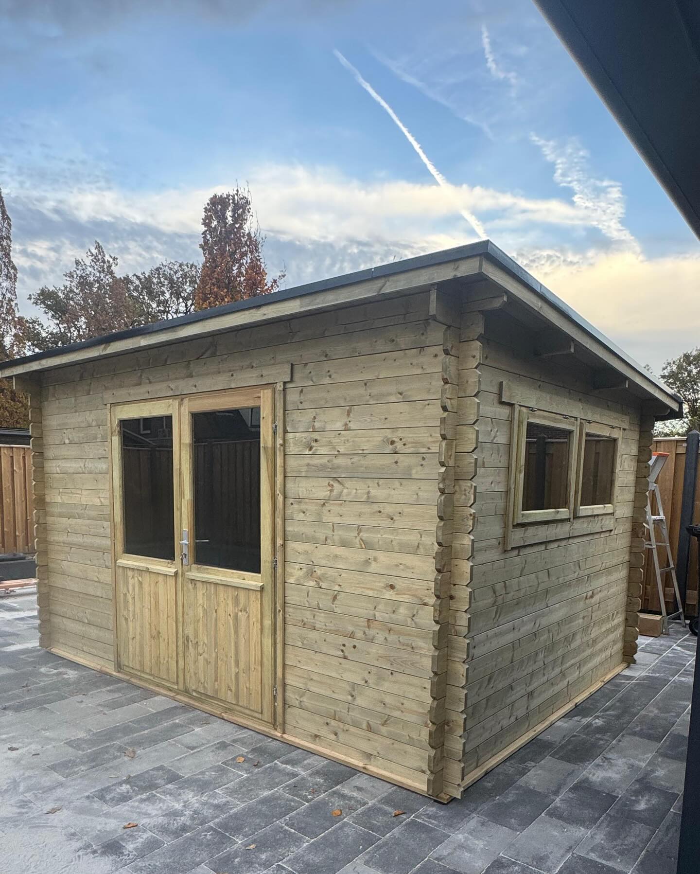 Wist je dat je bij ons niet alleen terecht kunt voor schuttingen, maar ook voor blokhutten en overkappingen? Van compact tot compleet op maat – wij bouwen het voor je. 🔨