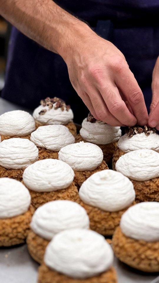 Nouveau chou du moment chez Jonathan Le Pâtissier
Le remède contre le mauvais temps !
Un parfum d’automne vient d’arriver en vitrine.
Sous son craquelin croustillant, ce chou cache :
– un crémeux au sirop d’érable,
– un praliné croustillant noix de pécan,
– une chantilly vanillée légère.
Un équilibre parfait entre douceur, caractère et gourmandise, pensé pour accompagner les premières fraîcheurs de la saison.
Disponible en boutique.
Vidéo @k_rolight_food
📍 Jonathan Le Pâtissier – 14 avenue Maréchal Foch, Nice
#jonathanlepatissier #chouxminute #gourmandisedautomne #erable #pecan #patisserieartisanale #nice