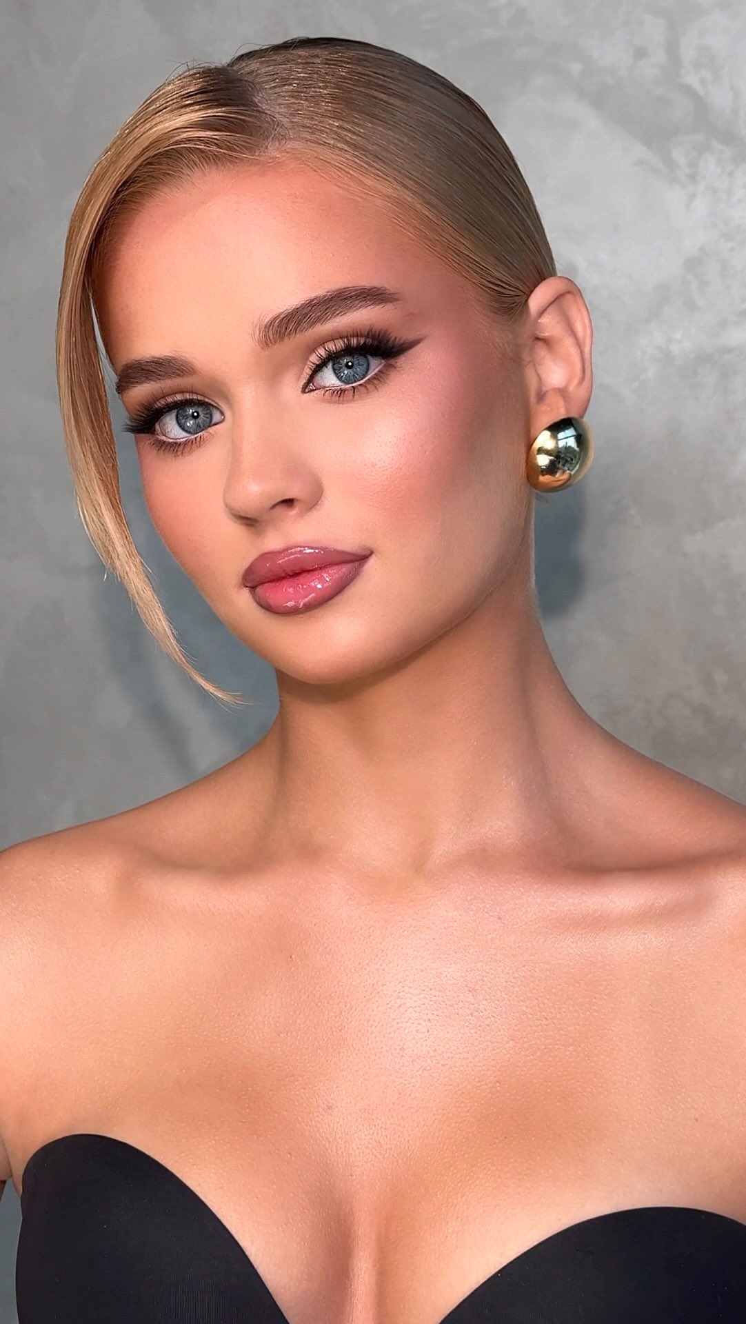 I absolutely love this look .
Always elegant,classy,stylish.
Thank u @yanovskaya.so for helping me at that day .
@luso.ae
#glammakeupdubai #fullyglammed #dubaimakeupeducation #dubaigirls