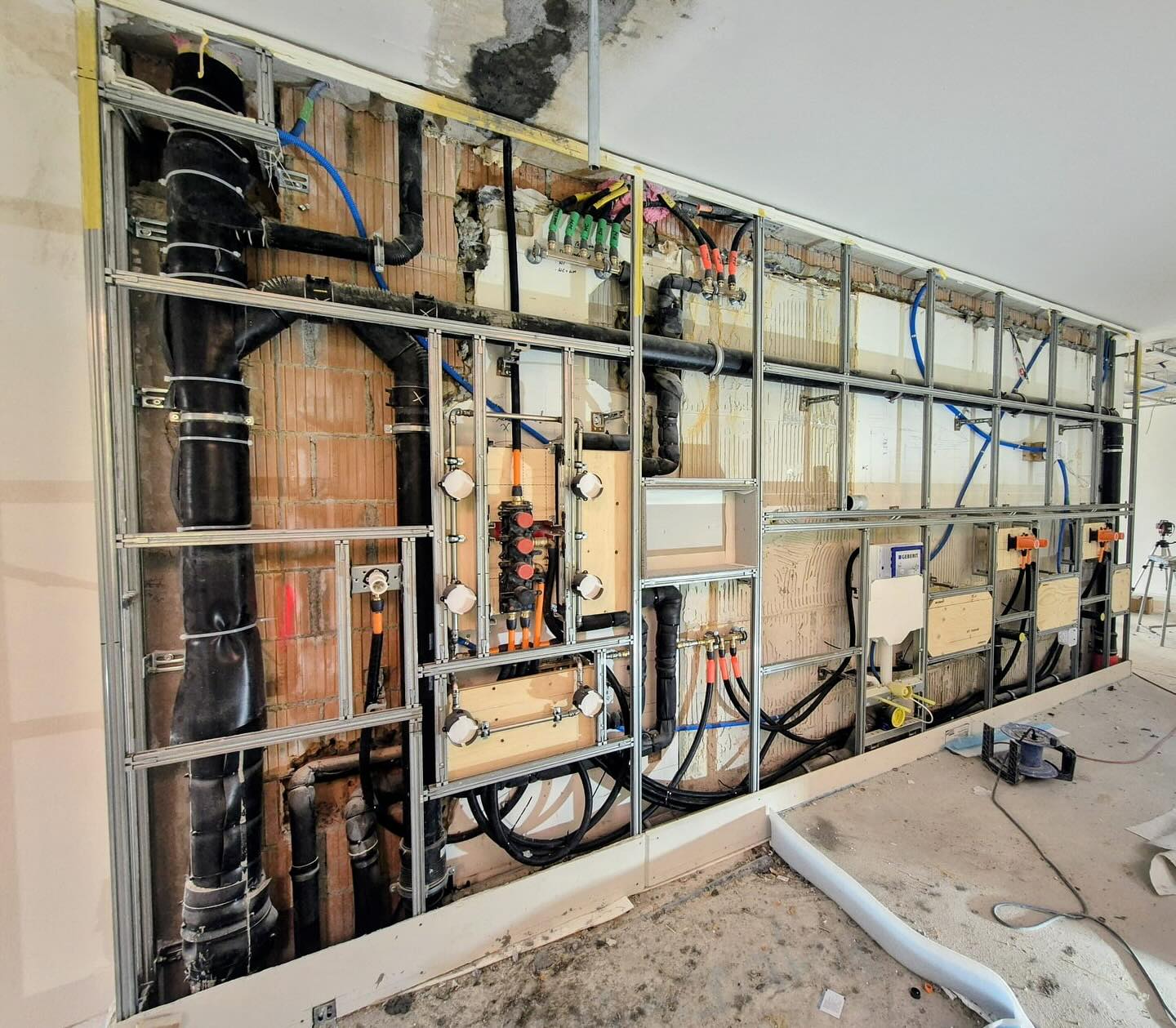 Projekt-Update aus Bern 🛠️🏡
Beim Umbau des Einfamilienhauses sind die Rohbauarbeiten im Ober- und Dachgeschoss bereits abgeschlossen, und aktuell läuft die Fertigmontage. Die neu erstellte GIS-Vorwand bildet die Grundlage für ein modern ausgestattetes Bad.
Die Dusche ist mit Massagedüsen ausgestattet und erhält elegante Gessi-Armaturen – ein stilvolles Highlight für das neue Badezimmer. ✨🚿
#schneitterag #umbau #bern #sanitar #roharbeiten #handwerk #bauarbeiten