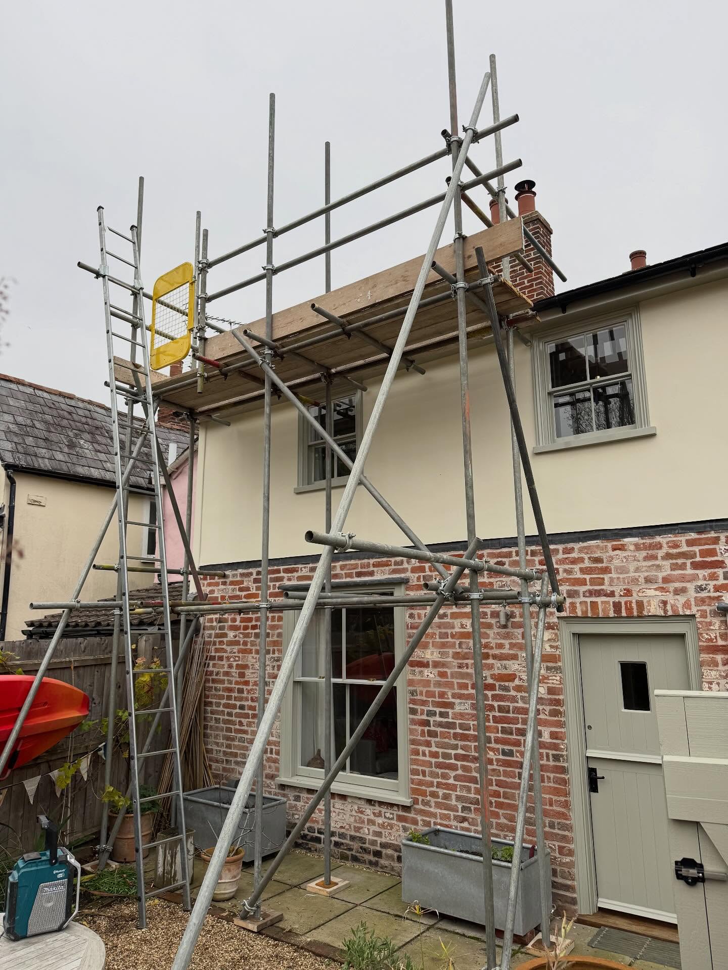 ⭐️The team erected this 13ft tower for one of our valued clients to allow roof works to commence over in Sudbury Suffolk⭐️ #scaffolding #colchester #sudbury
