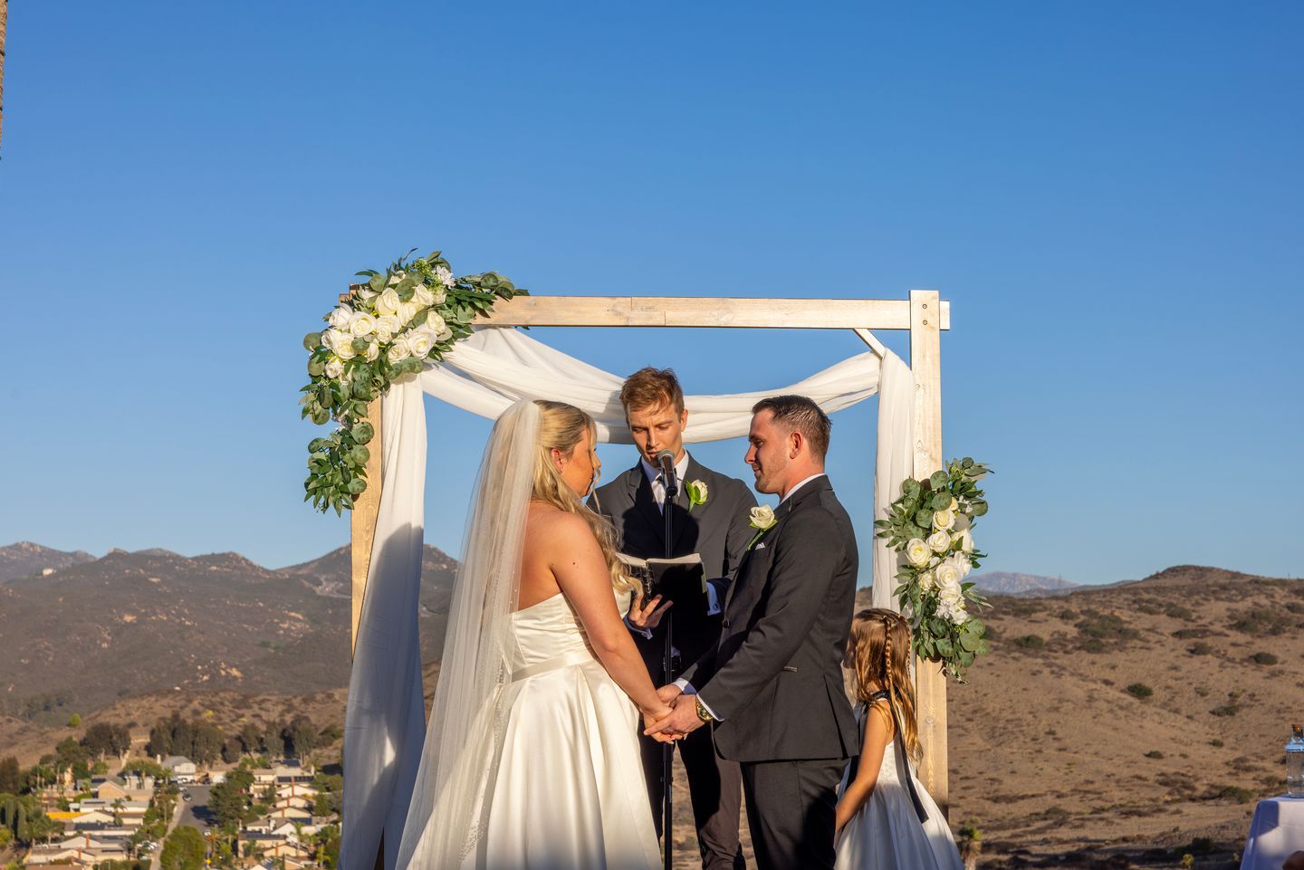 When it feels like it's just you two 🤍
#Weddingvenue #californiavenue #theviewpointe #powayvenue