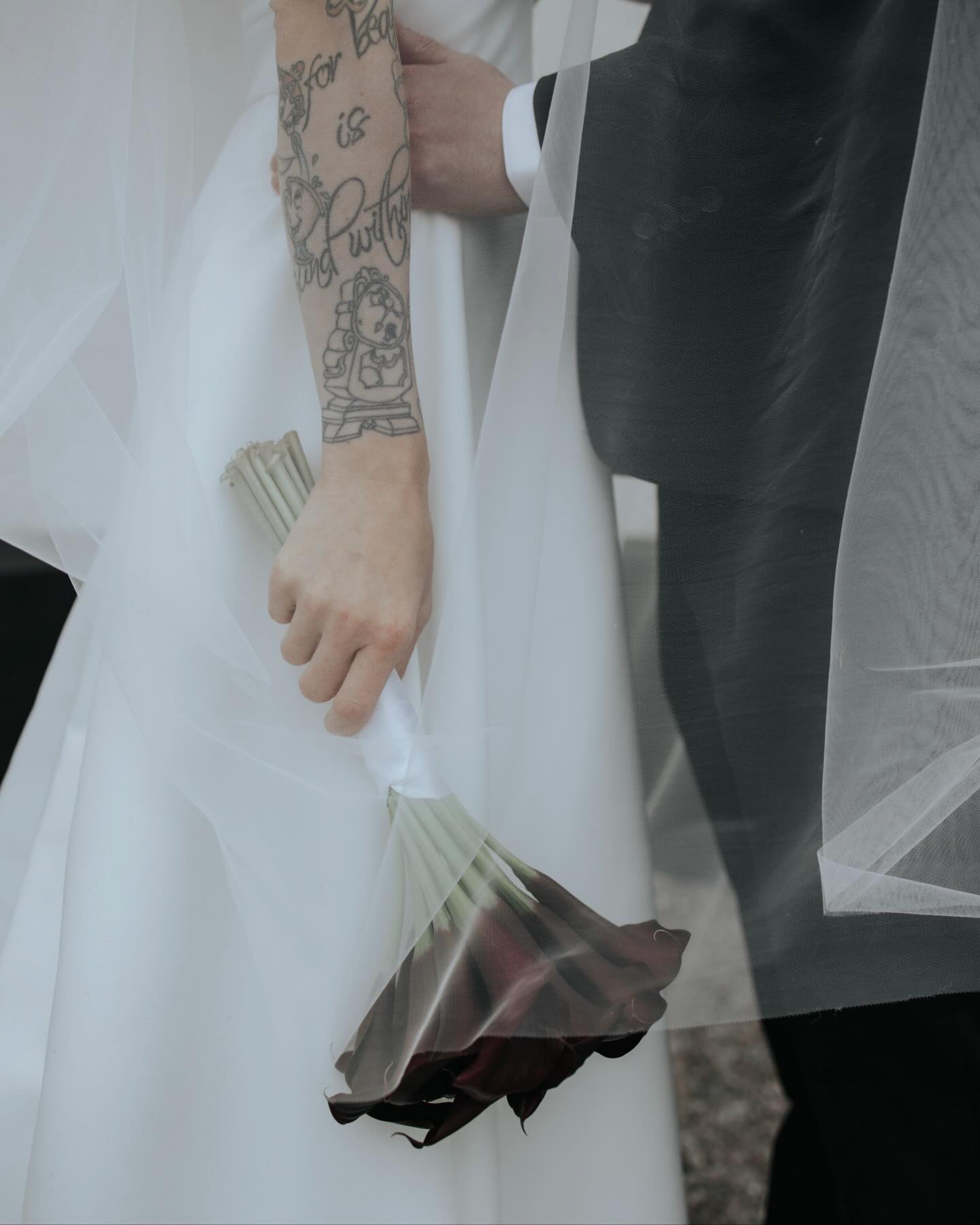 Kärlek i varje liten detalj. 💍
Brudbukett: @blomstramedtina
_______________________________
💌 info@fotografstinamattsson.com
💻 www.fotografstinamattsson.com
.
.
.
.
.
#karlshamn #wedding #bröllopsfotograf #bröllop2025 #bröllop2026 #fotografblekinge #fotografskåne