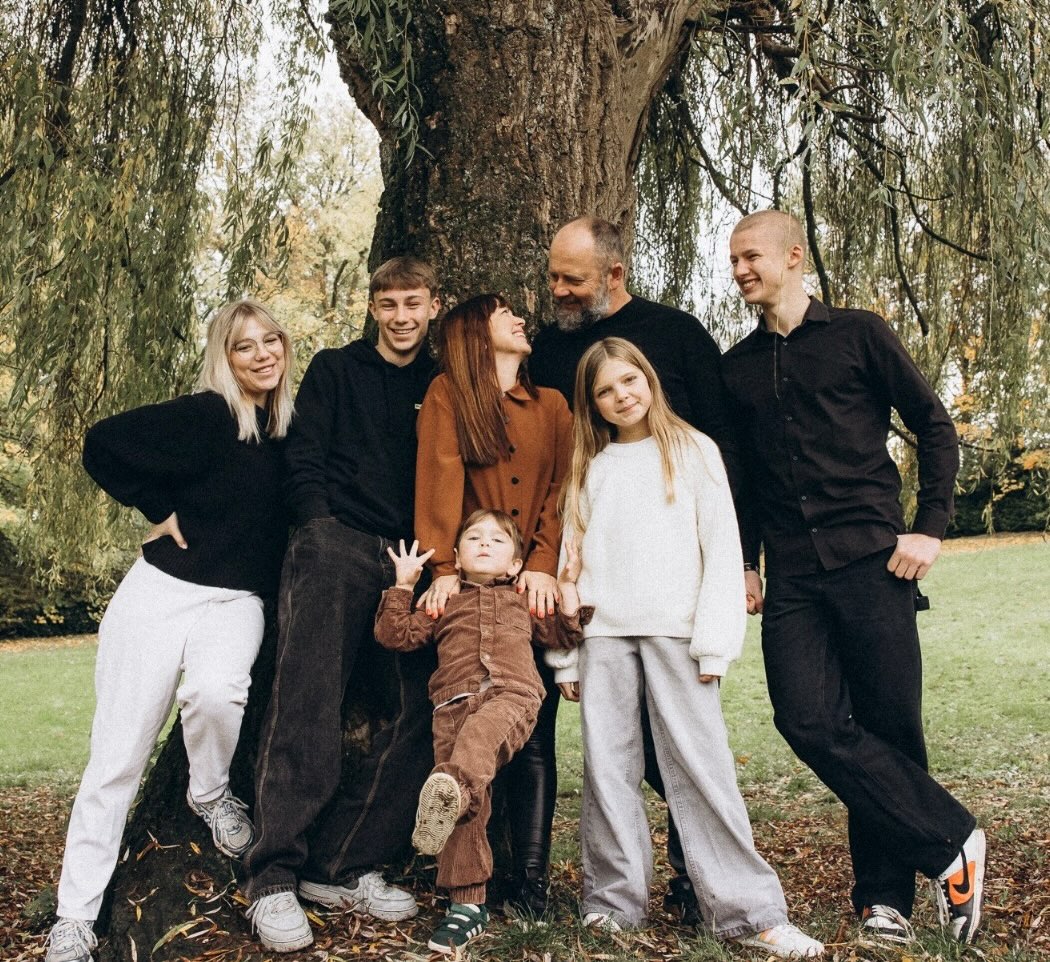 Zie ons hier staan. Alsof we net uit een IKEA-catalogus komen gerold - maar geloof me: achter de foto zit een verhaal van chaos, knuffels, ruzietjes, pleisters, tranen, en véél gelach.
Wij zijn een samengesteld, niet samenwonend gezin. Met drie kinderen plus eentje die van boven naar ons kijkt, twee pluszonen, één kat en twee volwassenen die nog elke dag leren hoe dat eigenlijk moet: “het leven”.
Wij zijn misschien niet de perfecte puzzel - maar wel eentje waar elk stukje telt. 🧩 En elk stukje is onmisbaar ♥️