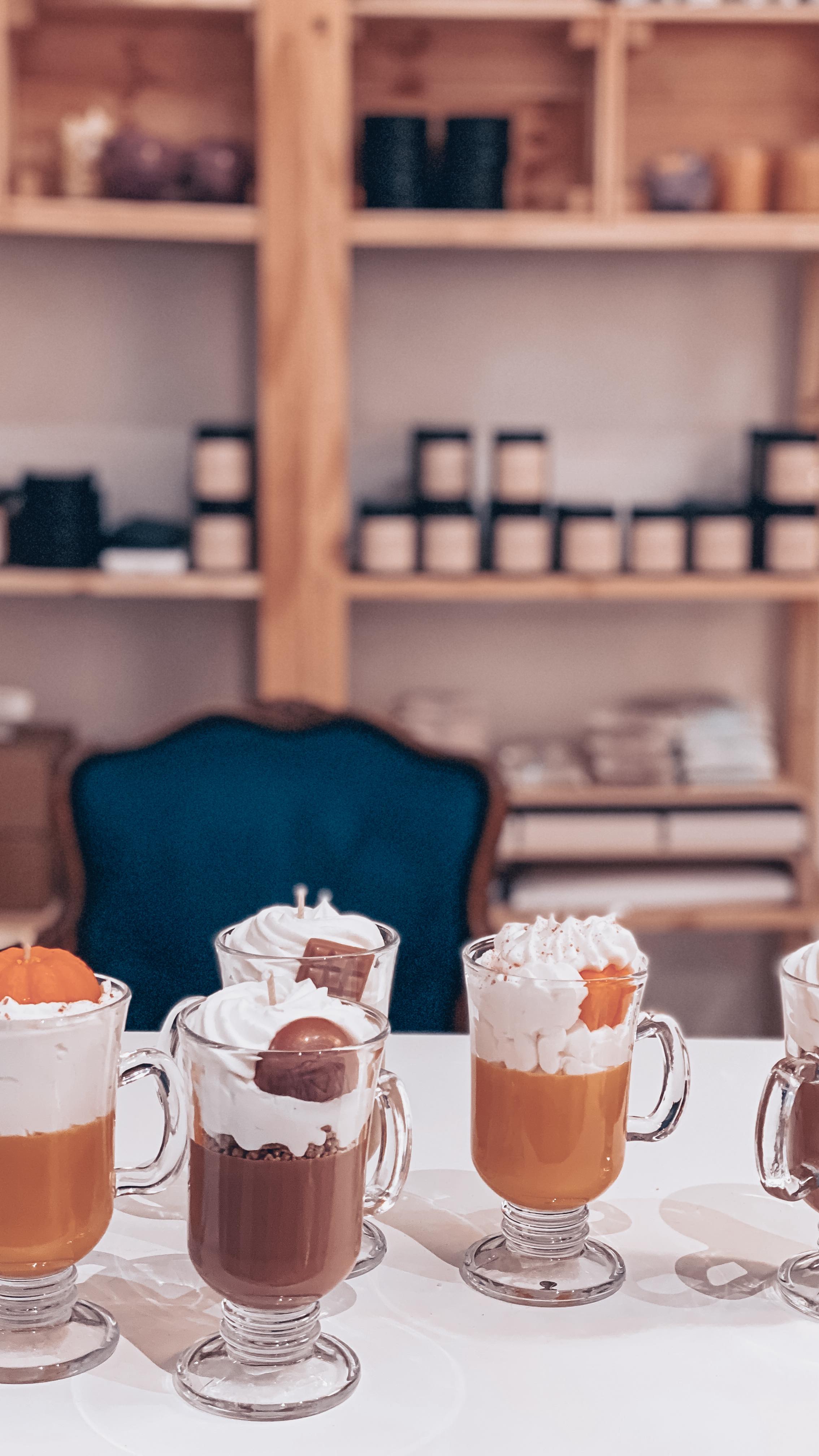 Au début c’est vrai, on en met partout, de la chantilly…
C’est le bazar autour de nous, la cire est trop dure ou trop liquide, c’est pas la couleur qu’on espérait 😵💫🤪
Mais crois-moi, plus tu vas pratiquer et plus tu seras fièr.e de tes créations, et aussi fier.e de toi !
Perso j’étais très impatiente dans mes premières tentatives de bougies gourmandes. Frustrée de pas y arriver du premier coup 🙈🤯😆
Mais quelle satisfaction après les semaines, mois et années de pratique, tu as à peine fini une série que tu veux vite faire la suivante car tu auras pleins d’idées! 🍓🍋🍨🍦🧁
Même si clairement le passage par la case « nettoyage de l’espace de travail » va un peu faire grincer 😆 💪👩🍳
Alors si t’as pas envie de patauger des mois en gaspillant plein de matière, plonge dans ma formation, je te transmets tous mes secrets et conseils pour t’amuser au maximum et réussir tes idées !
Tape « chantilly » et je t’enverrai le lien avec toutes les infos 😘
#bougiegourmande #entrepreneusecreative #bougieparfumée #bougieartisanale #autoentrepreneuse #artisanefrançaise #cadeaufaitmain #businesscreatif #chantillymaison #selancerdanslentrepreneuriat #parfumsdegrasse