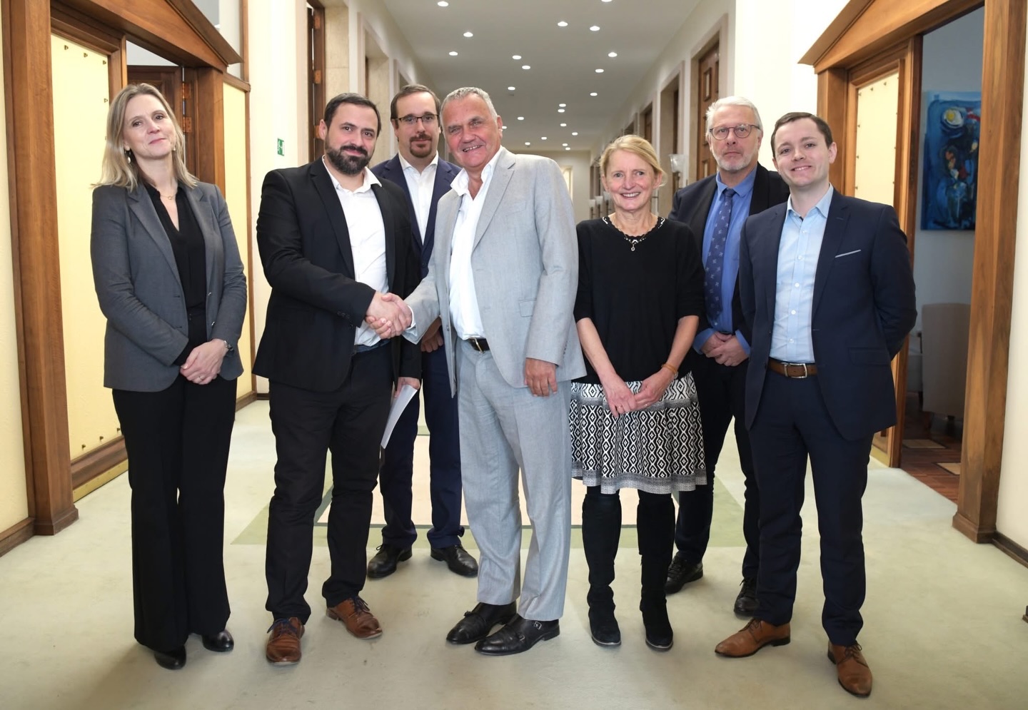 🎓 Une nouvelle étape enthousiasmante pour l’Athénée Royal Crommelynck !
Nous annonçons officiellement la mise en route du processus fusion entre notre établissement et le Centre Scolaire Eddy Merckx (CSEM) pour la rentrée 2026.
Pour nos familles actuelles : vos enfants poursuivront leur scolarité dans la continuité, avec les mêmes équipes pédagogiques. Cette fusion consolide notre projet éducatif et élargit les possibilités d’orientation.
Pour les familles qui cherchent une école : dès 2026, parcours complet du maternel au diplôme de fin de secondaire au sein d’une même communauté éducative.
Concrètement :
✅ Choix d’orientation sans rupture : général, technique ou qualifiant
✅ Options renforcées : sport-études, sciences, langues, agent d’éducation
✅ École à taille humaine avec suivi individualisé
✅ Valeurs de l’enseignement public : démocratie, ouverture, rigueur, respect, neutralité, émancipation
📅 Prochainement : détails complets de notre offre 2025-2026 (grilles horaires, options, modalités d’inscription)
👉 Questions ? contact@arcro.be
📝 Pour les parents de l’école : séance d’informations sur la fusion le 8/12 à 19h (après la réunion de parents)
📢 Portes ouvertes : samedi 30 mai - Découvrez l’établissement, les projets des élèves et rencontrez les équipes
Ensemble, construisons l’école qui accompagne chaque élève de ses premiers pas jusqu’à son projet d’avenir.
#AthénéeRoyalCrommelynck #WBE #Woluwe1150 #ÉducationPublique #Rentrée2026 #DuMaternelAuSecondaire #InscriptionsOuvertes
