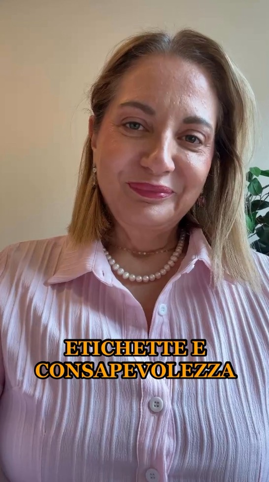 🛒 “Senza zuccheri aggiunti” o “naturale” non sempre significa sano.
Leggere l’etichetta non serve solo a contare calorie, ma a capire cosa stai davvero mangiando.
🔹 Da E100 a E199 → coloranti
🔹 Da E200 a E299 → conservanti
🔹 Da E300 a E399 → antiossidanti e correttori di acidità
E quei numeri sulla frutta e verdura?
👉 4 cifre = convenzionale
👉 9 davanti = biologico
👉 8 davanti = OGM (quasi assenti in Europa)
📖 Leggere l’etichetta è il primo atto di prevenzione.
Ogni acquisto è un messaggio al tuo corpo — e al mercato.
Seguimi per scoprire come riconoscere i veri alimenti per la longevità attiva.
#longevità #nutrizioneconsapevole #prevenzione #antiaging #cibosano #nutraceutica #wellnessscience