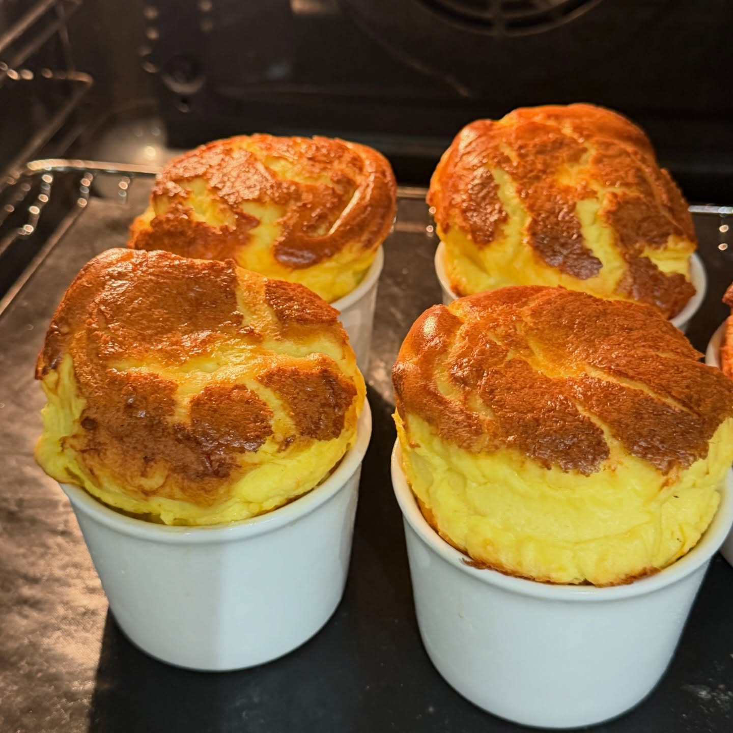 Miam les soufflés au Comté tout juste sortis du four 😋
#chambresdhotes #tabledhotes #cuisinemaison