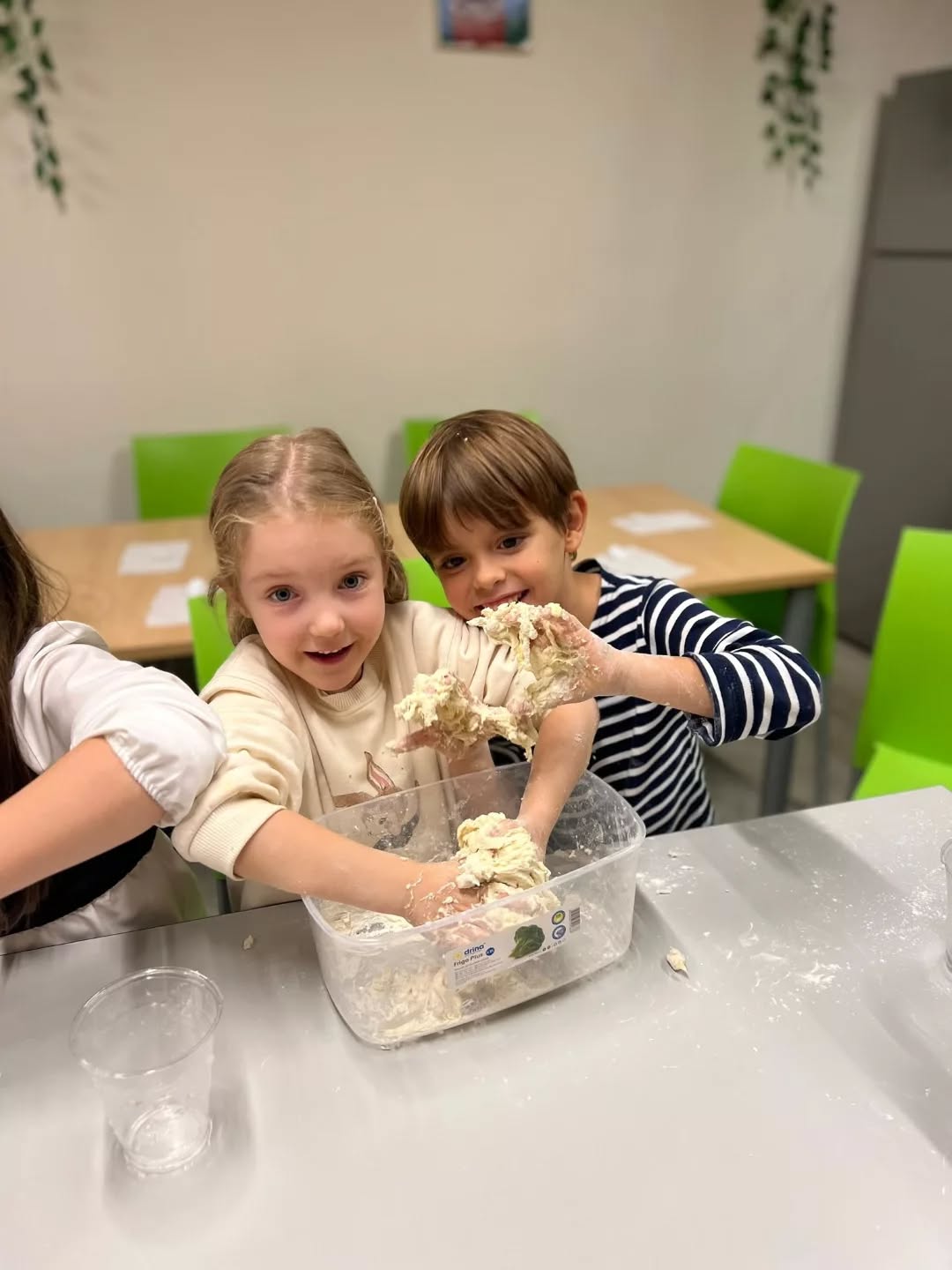 Un’altra deliziosa lezione di gastronomia italiana alla Scuola Italiana! 🇮🇹🍕
Questa volta, altri alunni si sono trasformati in veri pizzaioli e hanno lavorato in squadra, pieni di entusiasmo! 👩🍳👨🍳✨
Hanno preparato l’impasto da zero, hanno decorato le pizze con fantasia 🍅🧀🌿 e hanno aspettato con impazienza la magia del forno.
E quando le pizze fumanti sono uscite… le fette sono scomparse in un attimo! 😄🔥
Non facevano nemmeno in tempo a raffreddarsi - erano troppo buone! 😋🍕
Un’altra attività profumata d’Italia, con tanta allegria e bambini felicissimi! 🎉💕 Grazie, @frescolo.paninibar
O nouă lecție delicioasă de gastronomie italiană la Școala Italiană! 🇮🇹🍕
De data aceasta, elevii mai mari s-au transformat în adevărați pizzaioli și au lucrat în echipă, cu mult entuziasm! 👩🍳👨🍳✨
Au frământat aluatul de la zero, au decorat pizzele cu imaginație 🍅🧀🌿 și au așteptat nerăbdători ca magia să iasă din cuptor.
Iar când pizza fierbinte a fost gata… feliile au dispărut într-o clipă! 😄🔥
Nici nu apucau să se răcească - atât de gustoase au fost! 😋🍕
O altă activitate cu aromă italiană, voie bună și copii fericiți! 🎉💕 Mulțumim, @frescoloco.paninibar