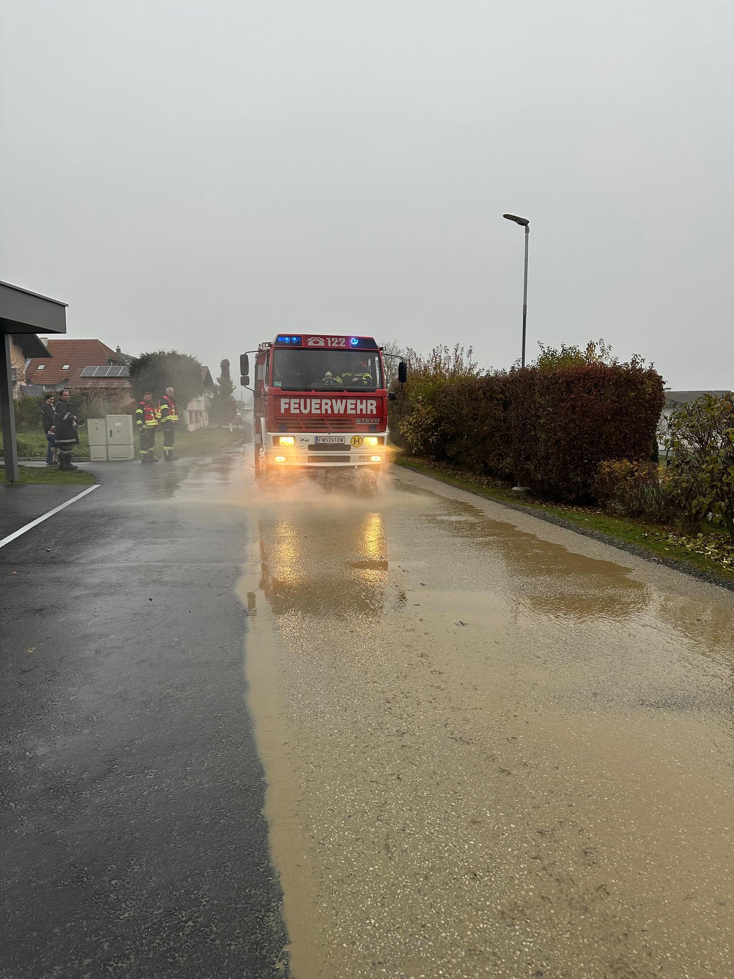 ‼️14.11.2025 Einsatz zur Straßenreinigung‼️ Wir wurden zur Reinigung eines Straßenzuges angefordert um konnten dieses mit der Straßenwaschanlage unseres TLF 4000/200 unter Zuhilfenahme der Hochdruck- und gleichzeitig Niederdruckhaspel sowie der Hochdruckhaspel des RLFA2000 rasch erledigen!
(c) SJF