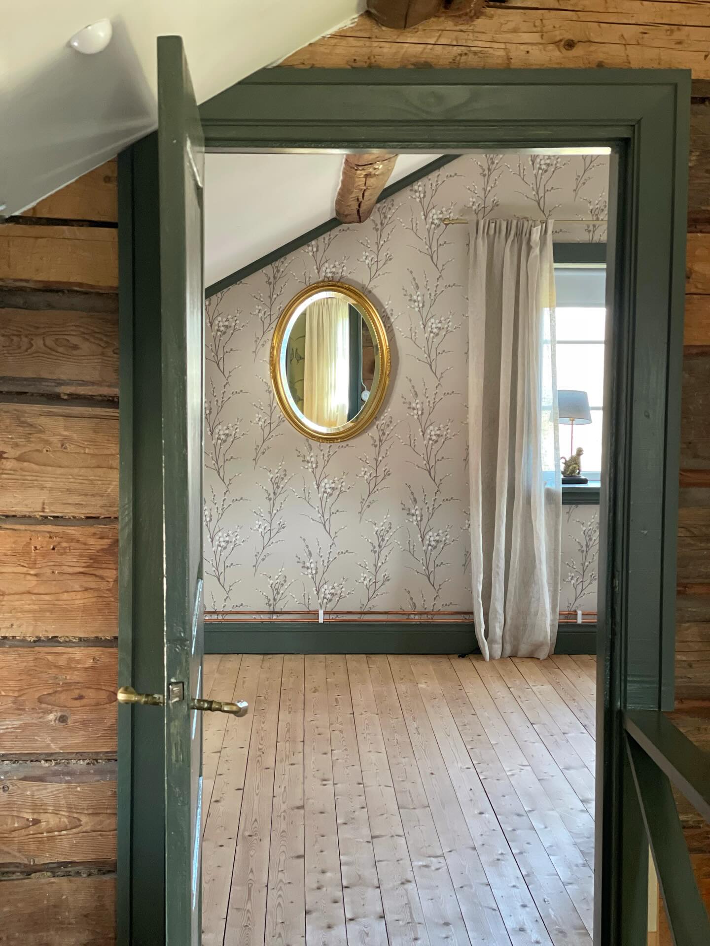 Behåll husets charm 💛
När man renoverar gamla hus så ställs man alltid inför frågan om vad som går att bevara och vad man behöver byta ut. Svaret är oftast inte självklart utan beror på många saker, man måste helt enkelt göra en samlad bedömning.
I det här huset bevarade vi mycket av husets gamla charm, en gammal stockvägg, flera av de befintliga trägolven bevarades och slipades upp. Huset är lite ”querky” precis som vi gillar. Lite sneda väggar och många vinklar, men det är just det som gör det charmigt.
Tapeten från @lauraashleyuk fick sätta stilen i det här sovrummet.
Hur tänker ni kring att bevara eller byta ut när ni renoverar? Det vore kul att få höra era tankar 😊
#renoveragamlahus #renoveragård #gamlahus #lantligthem #renoveringsprojekt #renovera