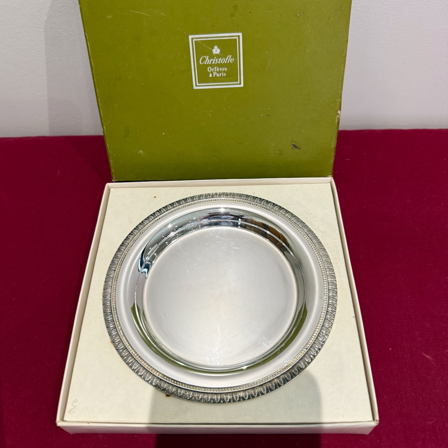 Christofle dessous de carafe en métal argenté modèle Malmaison dans sa boîte d’origine .
Ø : 15 cm
Bel état , belle brillance , marqué et poinçonné au revers Christofle .
Valeur à neuf : 330€
🛒 prix et disponibilité dans la boutique en ligne .
#argenterie #christofle #malmaison #plateaudecarafe #artdelatable #artderecevoir #antiquites #proantic #misslittlebottle