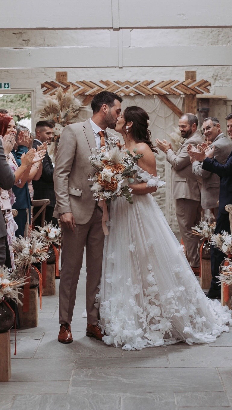 Throwback to Emma & Callum’s wedding 🥹
We absolutely loved being a part of this beautiful day, every detail came together so perfectly and it was such a joy to style.
📍Venue: @wyresdalepark @wyresdaleweddings
If you’re planning your wedding here and would like some help with decor and styling, we’d love to chat! Drop us a message to see if we’re free for your date 💛
Photographer: @ctrphoto__
Cake: @fancylittlebakes
Venue: @wyresdalepark @wyresdaleweddings
Content Creator: @simplythebest_contentcreator
Bouquets: @bellsanddaisiesflorist
Entertainment: @thedfcexperience @mickeyhostdj
#WeddingStyling #WeddingDecor #CheshireWeddings #DriedFlowers #WeddingStationery #RealWedding #WeddingTestimonial #FullStylingPackage