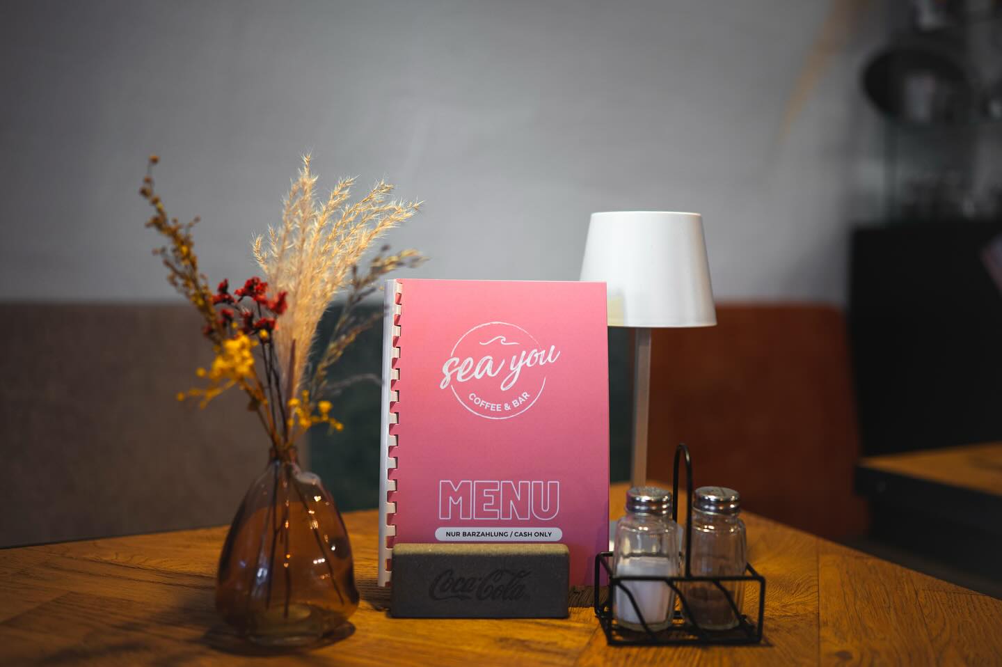 ✨NEW NEW NEW✨
Ab Montag, 17.11., gilt bei uns eine neue Speise- und Getränkekarte! Keine Sorge, all eure Lieblings-items bleiben erhalten - dazu kommen köstliche Kaffee-Specials, mehr Auswahl bei den Flammkuchen, zusätzliche alkoholfreie Drinks und noch viel mehr!
#seayouintulln #seayou #breakfast #newandshiny #menu