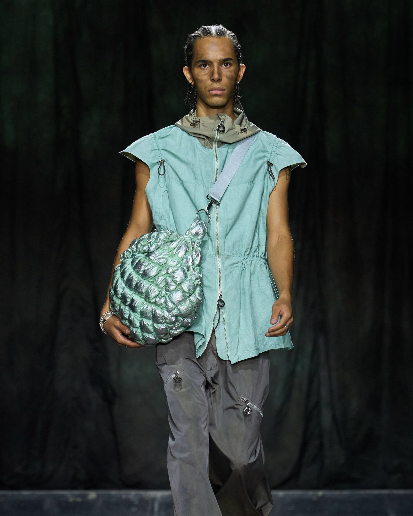 CHARLIE CONSTANTINOU SS26
BY @charlieconstantinou
“This collection sensibly conversed with the resilience of the past. Constantinou conjured faint echoes of armour and ceremonial dress, reimagining their tactility as modern adaptability. Hoodies came equipped with epaulettes; relaxed-fitting trousers were panelled with knee guards; darted jersey dresses boasted breastplates.”
Read the whole report, live now.