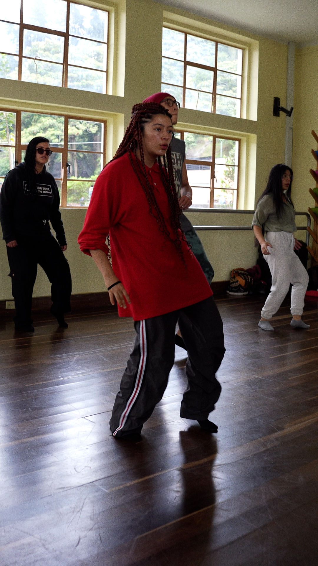 💃🕺Los Salones de Baile de Idartes son espacios que invitan al encuentro, al movimiento y al bienestar a través de la danza.
✨ Fomentan el bienestar: fortalecen la salud física y emocional mediante el disfrute del movimiento.
🤝 Promueven la integración social: son puntos de encuentro que fortalecen lazos comunitarios.
🎶 Ofrecen variedad de géneros: salsa, tango, merengue, bachata, urbano y más.
🌈 Son inclusivos y abiertos a todas las edades y públicos.
🏙️ Llevan la cultura a toda la ciudad: una estrategia de Idartes para vivir el arte en comunidad.
📍 Consulte los horarios y puntos de encuentro en www.danzaenlaciudad.gov.co
🎥 @diegorente / 🎙️@monica_castillo19
#SalonesDeBaileIdartes #AquíSíPasa