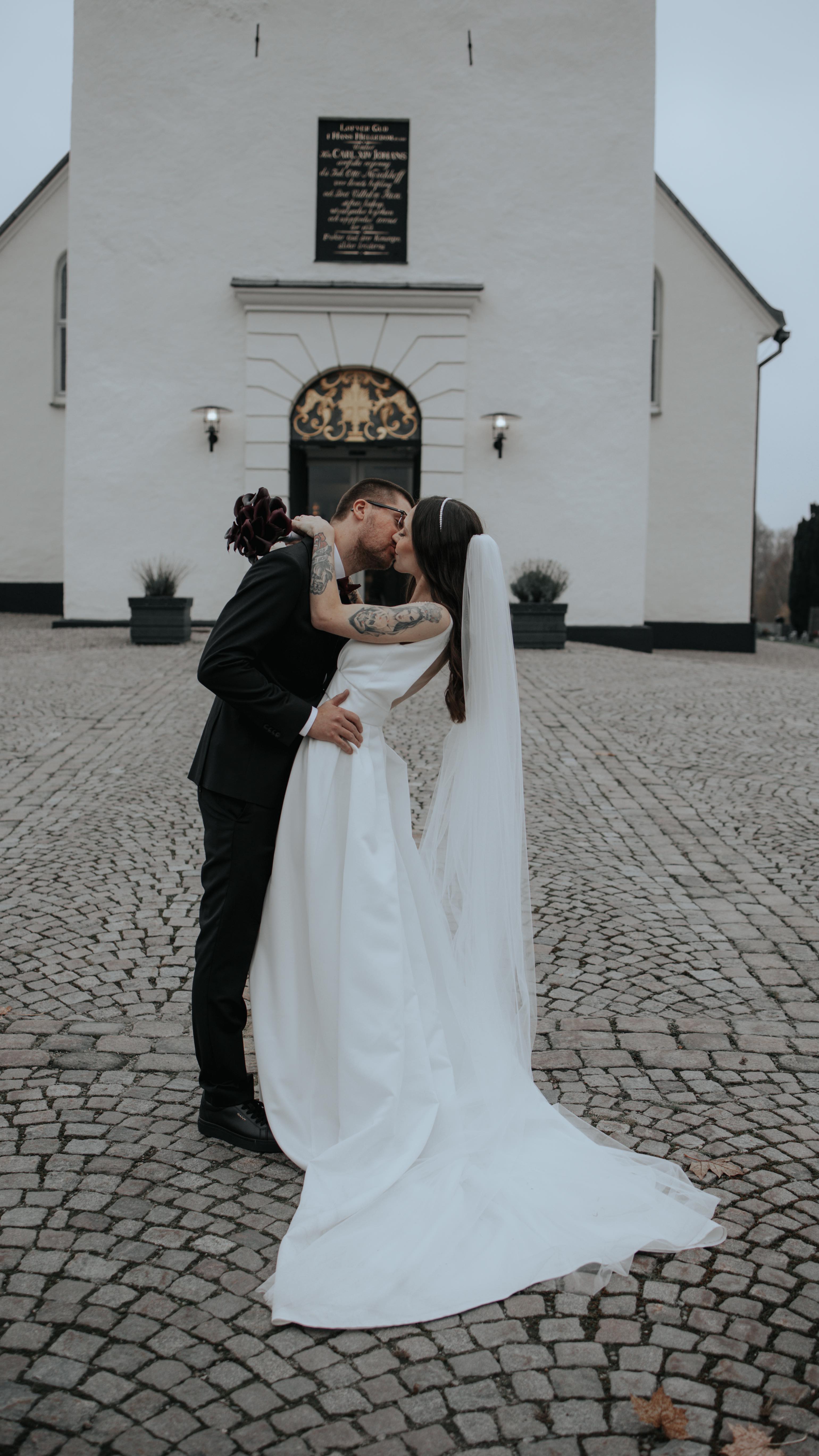 pov: ni har precis sagt ja till varandra och ska föreviga er första stund som gifta 💍