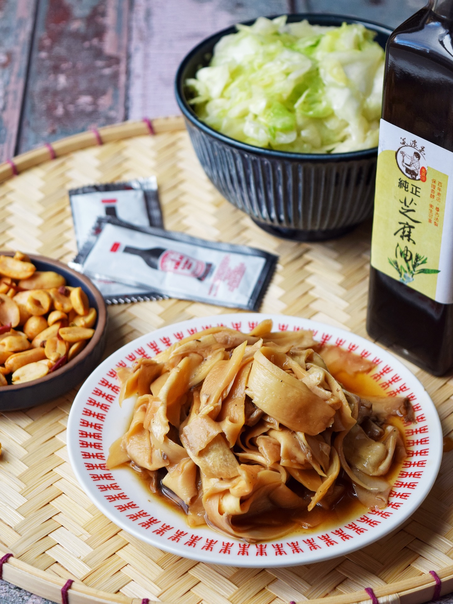 🍄🟫 Cette salade tiède de #kingoyster représente tout ce que j’ai appris à aimer de la cuisine taïwanaise: la texture QQ, l’umami au carré et le nez de sésame grillé. C’est l’une des recettes partagées dans le guide qui accompagne mon atelier Saveurs de Taïwan, dont la deuxième représentation aura lieu ce jeudi. NB L’atelier affiche complet. 🤗 #théoriedessaveurs #umamibomb #taiwanfoodie