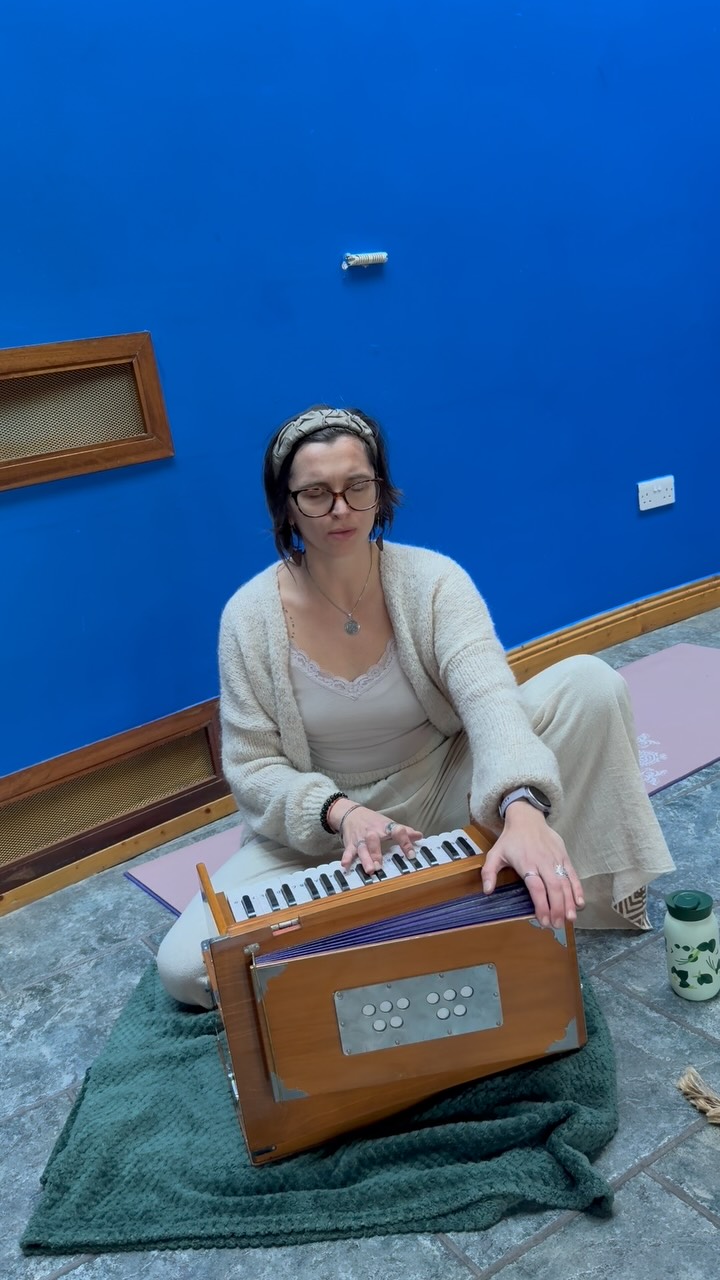 ~ Sacred sound ~
This morning I took a few moments to connect myself through mantra meditation before starting a private group session @thesanctuaryd7
What an incredibly powerful tool to connect, to move from the head space into the body/heart space.
Excited to start bringing more of these practices into sessions ✨✨✨
Mantra : Lokah Samastah Sukhino Bhavantu
Meaning : May all living beings everywhere be happy and free ✨❤️
#mantra #yoga #traumainformed #sacredsound