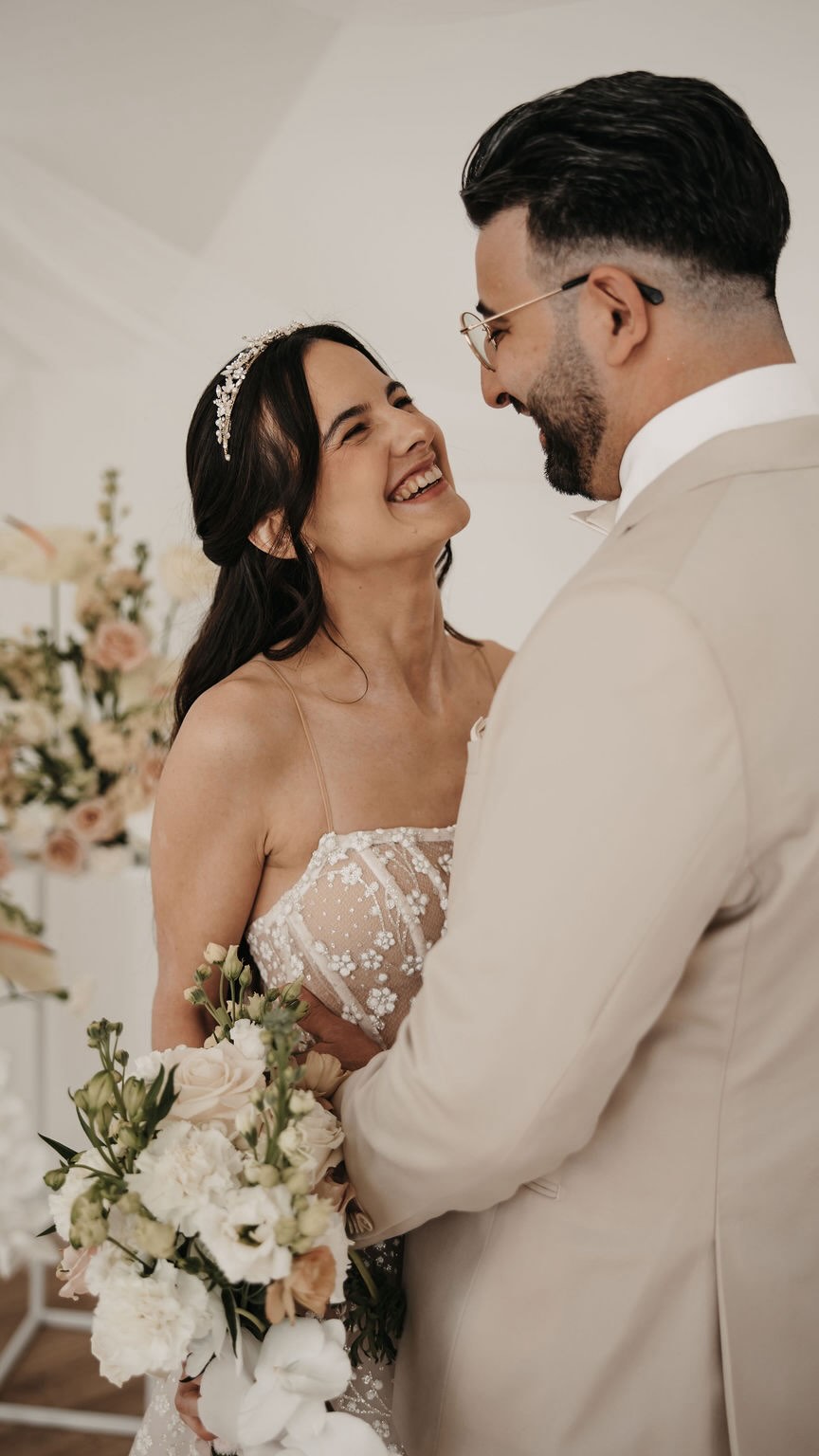 Die Saison neigt sich dem Ende und deswegen dachte ich mir, ich zeig euch schon mal eine kleine Auswahl mit meinen liebsten Brautsträußen aus 2025.
Es gab dieses Jahr so viele schöne Sträuße - deshalb wird es definitiv noch die ein oder andere Fortsetzung geben.
Mein Herz schlägt definitiv für sehr florale Sträuße mit dem Fokus auf hochwertige große Blüten 🤍
Welcher ist dein Favorit?
Titelbild:
Planung, Organisation & Fotografie: @traumfabrikfotografie
Floristik & Dekoration: @ivyandrose_de
Hair & Make Up: @alisha.thi_makeupartist
Papeterie: @noorddesign
Kleid: @emotionsgeladen.brautmode
Anzug: @bespoke_oldenburg
Ringe: @traumringe_oldenburg
#weddingstyling #weddingflowers #luxurywedding #luxuryweddings #luxuryweddingflowers #modernwedding #classicwedding #hochzeitsblumen #hochzeitsdeko #dekoverleih #weddingdesign #tischdekohochzeit #tischdeko #hochzeitsdekoration #weddingdecor #dekomieten #blumendeko #destinationwedding #brautstrauß #brautstrauss #hochzeitsfloristik #hochzeitsinspiration #hochzeitsideen #hochzeitsinspo #hochzeit2025 #weddinginspiration #weddingideas #glamorouswedding