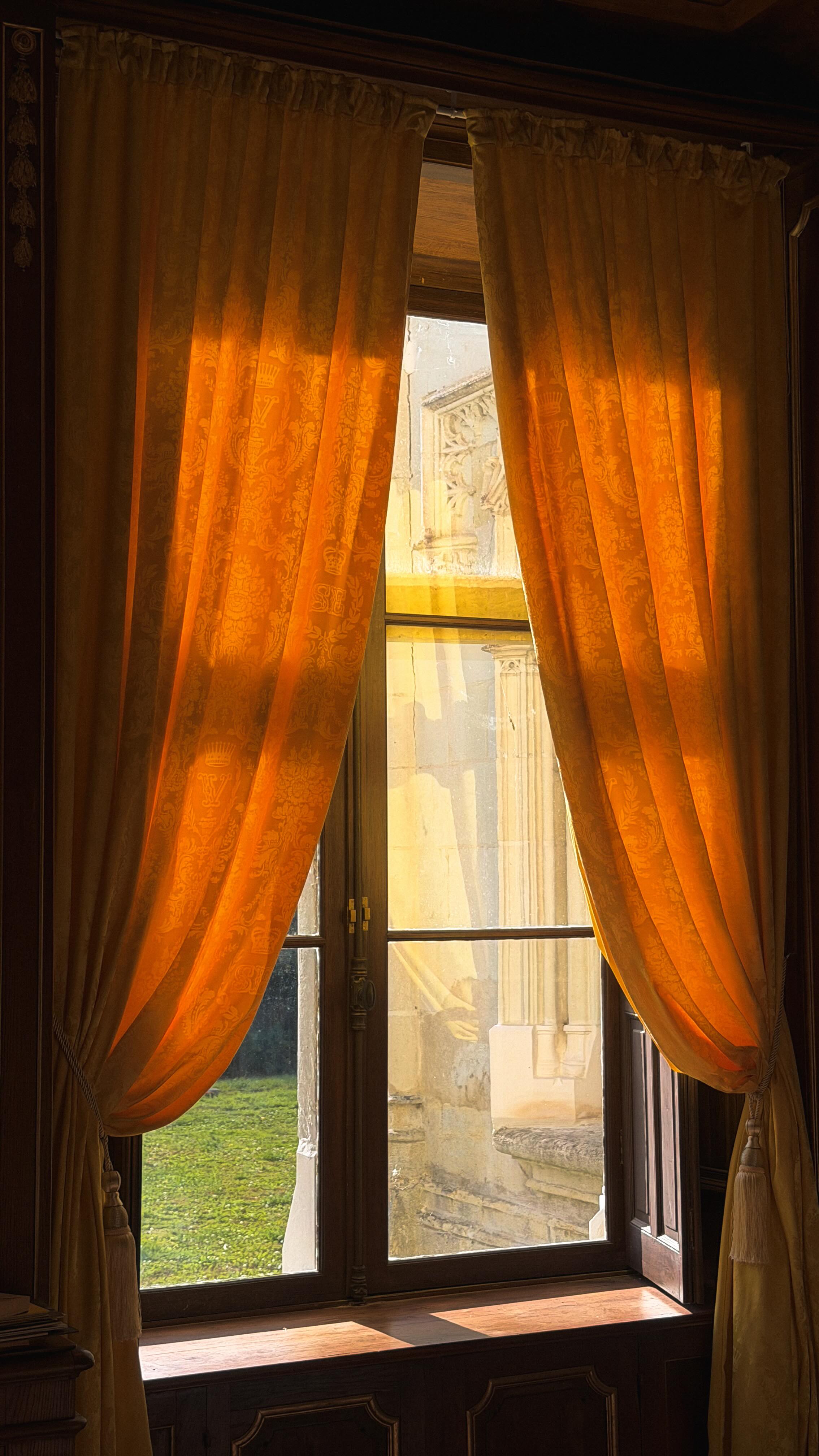 L’automne s’est bien installé au Château de la Villaumaire 🍂
Les visites sont terminées, mais la vie du château, elle, ne s’arrête jamais.
Cette semaine, la bibliothèque se pare de nouveaux rideaux sur mesure pour les saisons à venir. ✨
Chaque détail compte, et chaque pièce continue de s’enrichir, pour que la magie opère un peu plus chaque année.
#ChâteauDeLaVillaumaire #VieDeChâteau #PatrimoineVivants #DécorDAutomne #ChâteauEnTravaux #Bibliothèque #AmbianceChâteau #AutomneEnTouraine #HistoireEtÉlégance #BehindTheScenes #CoulissesDuChâteau