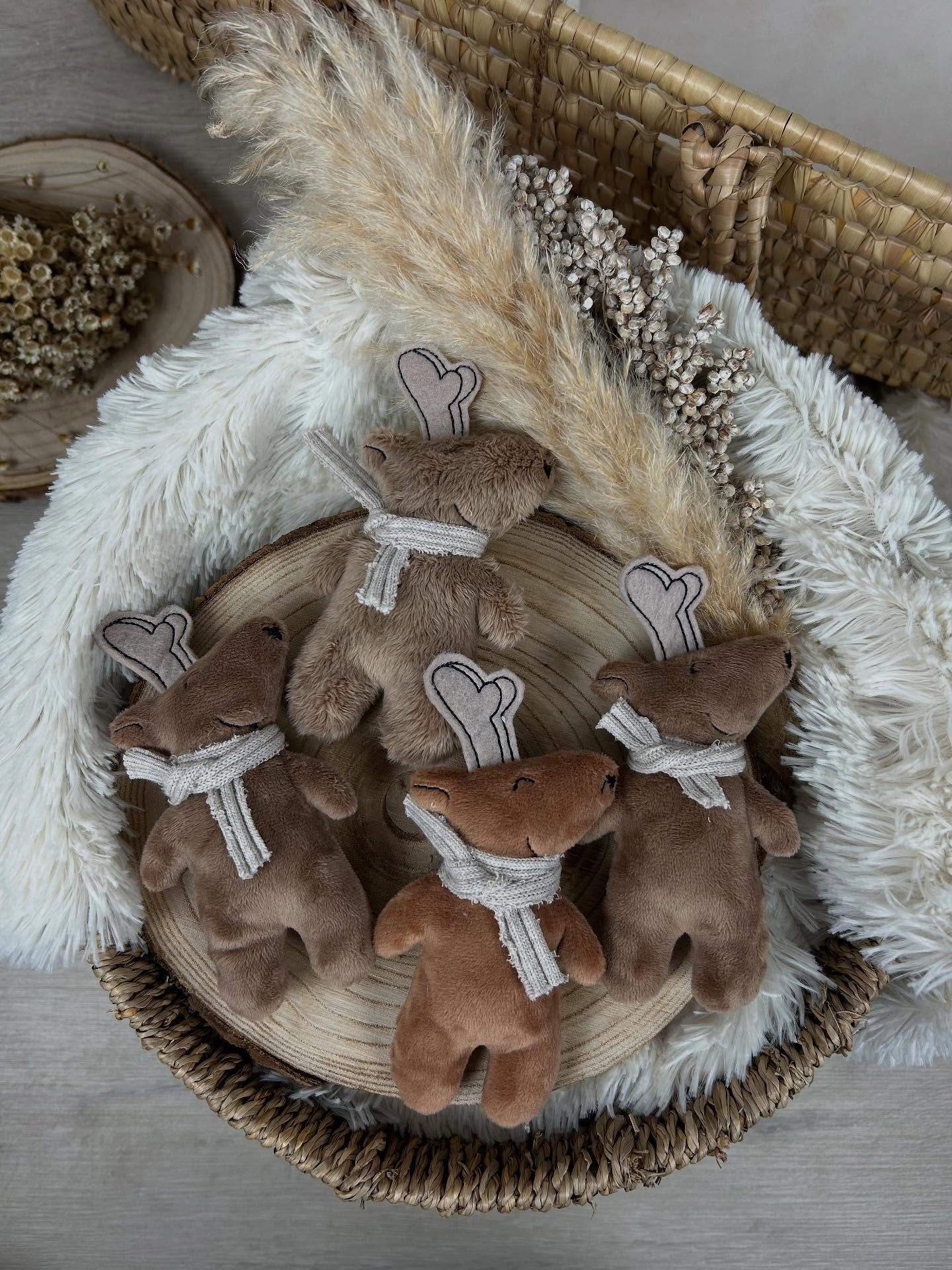 Jonte der kleinste, niedlichste und kuscheligste Kuschelfreund. Ich bin total verliebt, du auch?
Die Stickdatei gibt es bei @cr_someone_lovely
Den kleinen Jonte bekommt ab sofort in unserem Shop artk-design.com
#artkdesign #Rentier #tassentier #weihnachten #advent #adventsdeko #skandinavisch #skandi #hygge #hyggelig #Stickdatei #sticken #nähen #Adventszeit #adventsdeko #gemütlicheszuhause
#homesweethome #cr_someone_lovely #selbstgemacht