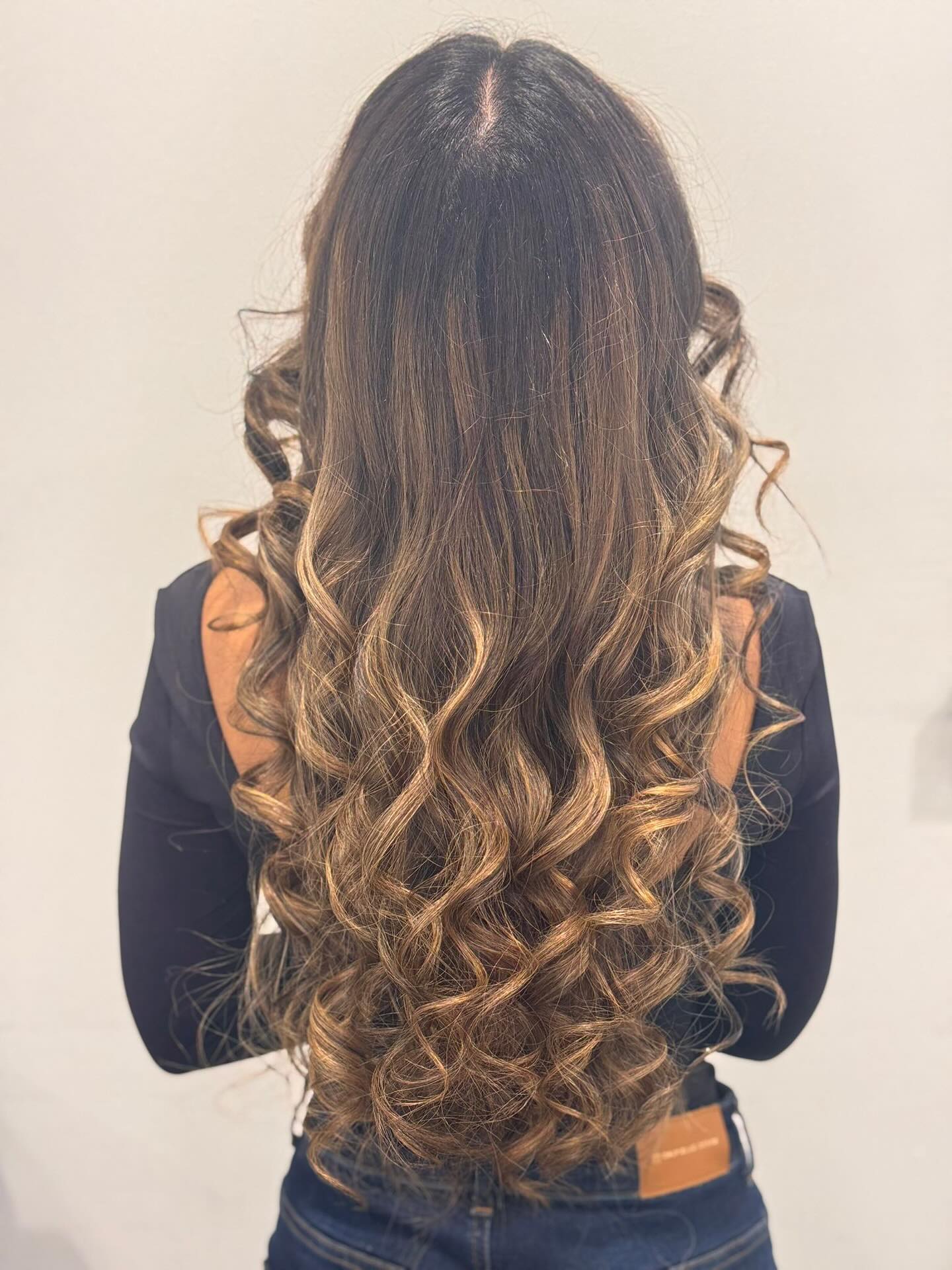 ✨ Un nouveau look, une nouvelle version de vous. Chaque transformation raconte une histoire, et la vôtre commence ici. 💫
Un coup de ciseaux, une touche de couleur, et notre savoir-faire pour sublimer votre beauté naturelle.
Par: Martha
Ryanhair Wemperhardt
#luxembourg #coiffure #balayage #coupe #hairstyles