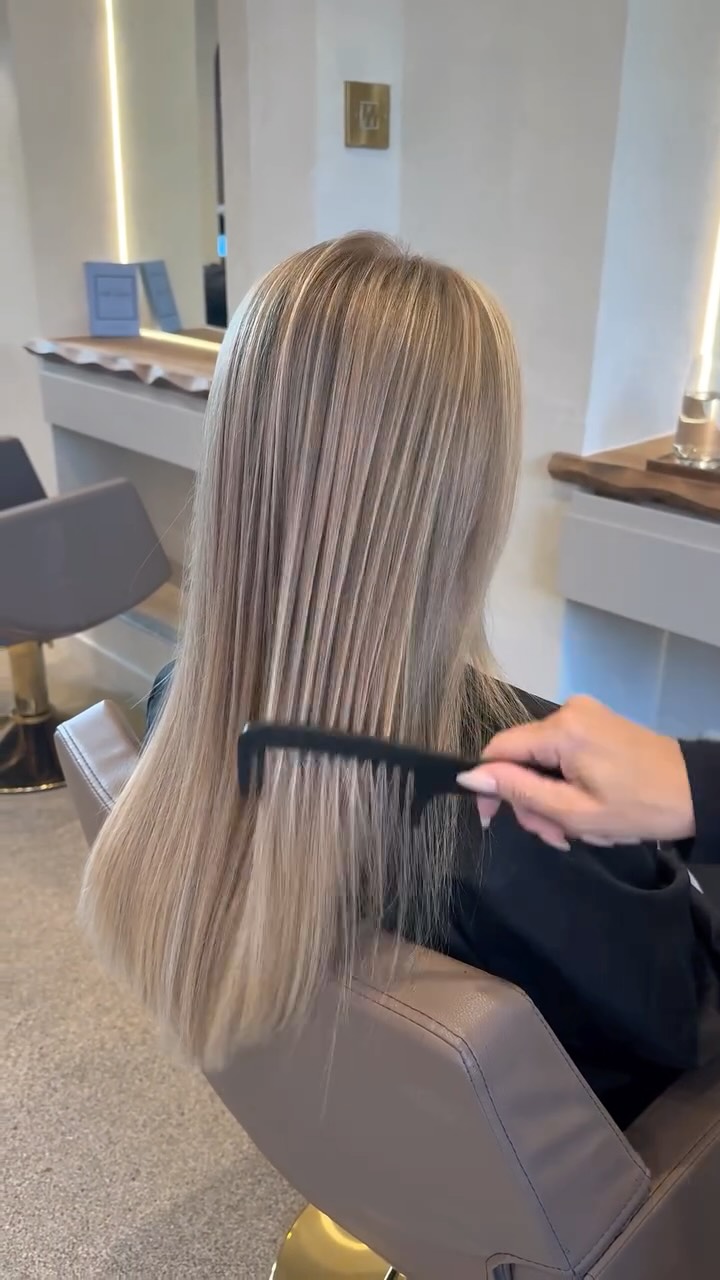 ✨”Golden hour, but make it permanent 💛🍯
#blondespecialist #honeyblonde #blondehair #livedinblonde ##blonde #wella
@second_opinion_hairdressing