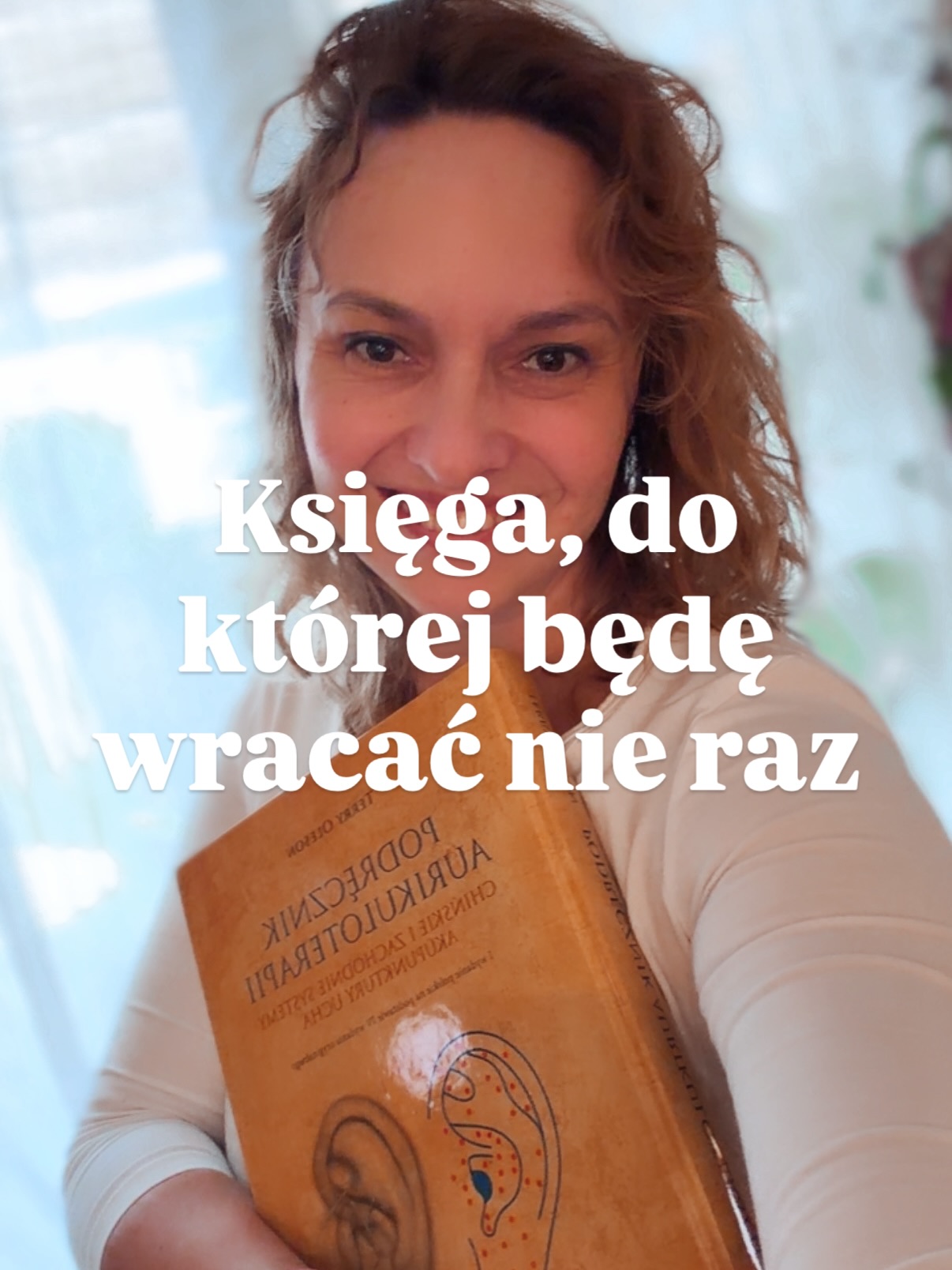 Kiedy trzymasz w rękach książkę i wiesz, że to będzie stały towarzysz Twojej pracy 💛
„Podręcznik auriculoterapii” od @galaktyka_wydawnictwo to naprawdę potężna księga – wszystko o punktach ucha, technikach, zastosowaniu i neurofizjologicznych podstawach tej terapii.
Świetne źródło wiedzy nie tylko dla terapeutów, ale też dla wszystkich, którzy fascynują się naturalnymi metodami regulacji organizmu.
Jestem pod ogromnym wrażeniem, jak rzetelnie i przystępnie można przekazać tak złożoną wiedzę 🌿