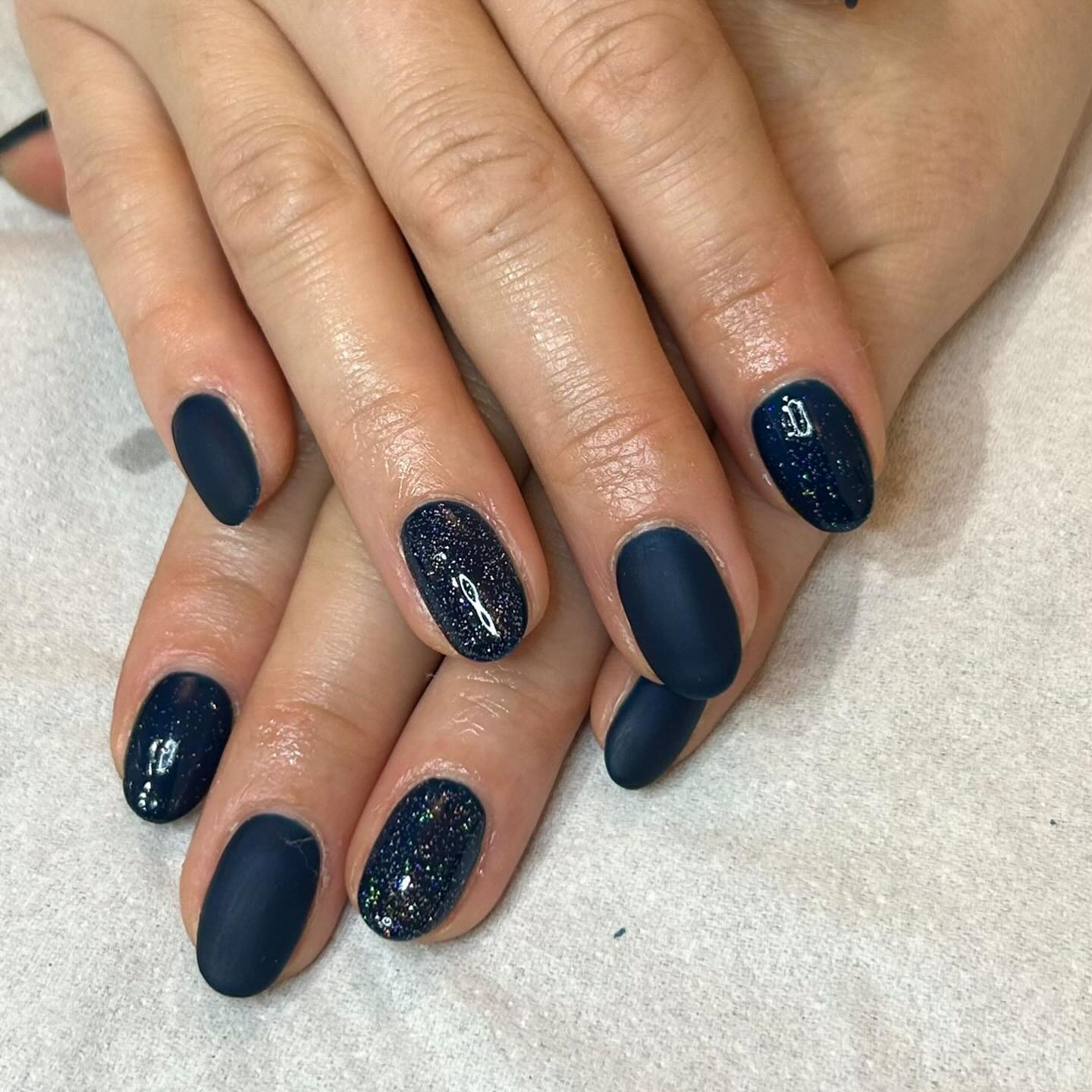 When matte meets glitter… magic happens. 💫
Calgel colour/ nightingale
@izabellehammonuk