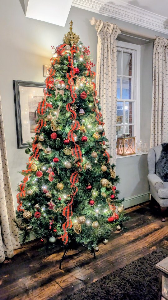 Buckle up guys, there'll be plenty of Christmas content coming your way 😂 on Tuesday I had the pleasure of singing some festive numbers while guests browsed the gorgeous selection of Christmas stalls at The Kedleston. It was incredibly wholesome. Here is a snippet of a winter classic, "Sleigh Ride" which I hope you enjoy, jazzy Christmas vibes are my fave.
#singer #christmastime #shoplocal #festiveseason #christmassongs #livemusic #livesinger #unedited