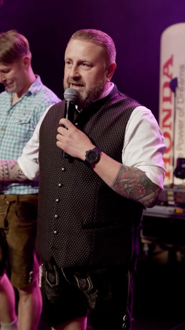 🍻 Eine Woche ist das große Finale vorbei und wir schauen voller Dankbarkeit auf die gesamte Oktoberfestzeit zurück.
Wochen voller Musik, Stimmung, Dirndl, Lederhosen und Momenten, die uns allen lange bleiben werden.
Jeder Abend, jeder Act und vor allem ihr habt dieses Jahr zu etwas ganz Besonderem gemacht.
Danke für eure Unterstützung, eure Freude und dafür, dass ihr das Leipziger Oktoberfest jedes Jahr mit Leben füllt.
Leipzig, ihr seid unser Highlight. Wir lieben euch. 💙
#LeipzigerOktoberfest #dasleipzigeroktoberfest #leipzig #danke #OktoberfestLeipzig #DankeLeipzig #WiesnLiebe #LeipzigFeiert