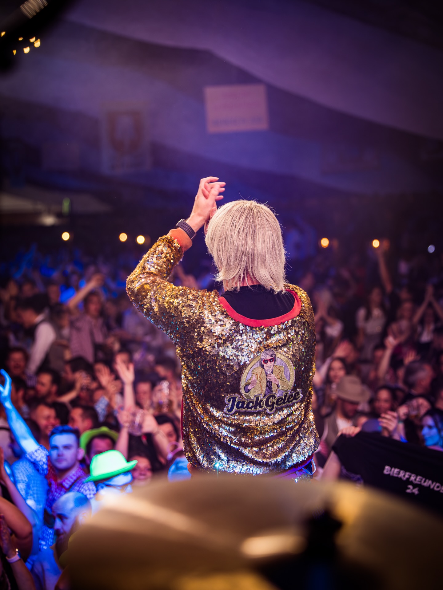 🍻 Wir sind immer noch überwältigt.
Was für Wochen das waren. Voller Musik, Stimmung, Begegnungen, Lachen, Dirndl, Lederhosen und Momenten, die man nicht vergisst.
Jeder Abend hatte seine eigene Energie. Jeder Act hat abgeliefert. Und ihr habt das Festzelt jedes Mal zu einem besonderen Ort gemacht.
Danke für euren Support, eure gute Laune und dafür, dass ihr das Leipziger Oktoberfest zu dem macht, was es ist.
Ohne euch wäre das alles nicht so groß, nicht so herzlich und nicht so besonders.
Leipzig – wir sagen danke. Und wir lieben euch. 💙
📸 @jonrenker
#dasleipzigeroktoberfest #LeipzigerOktoberfest #OktoberfestLeipzig #DankeLeipzig #WiesnLiebe #LeipzigFeiert
