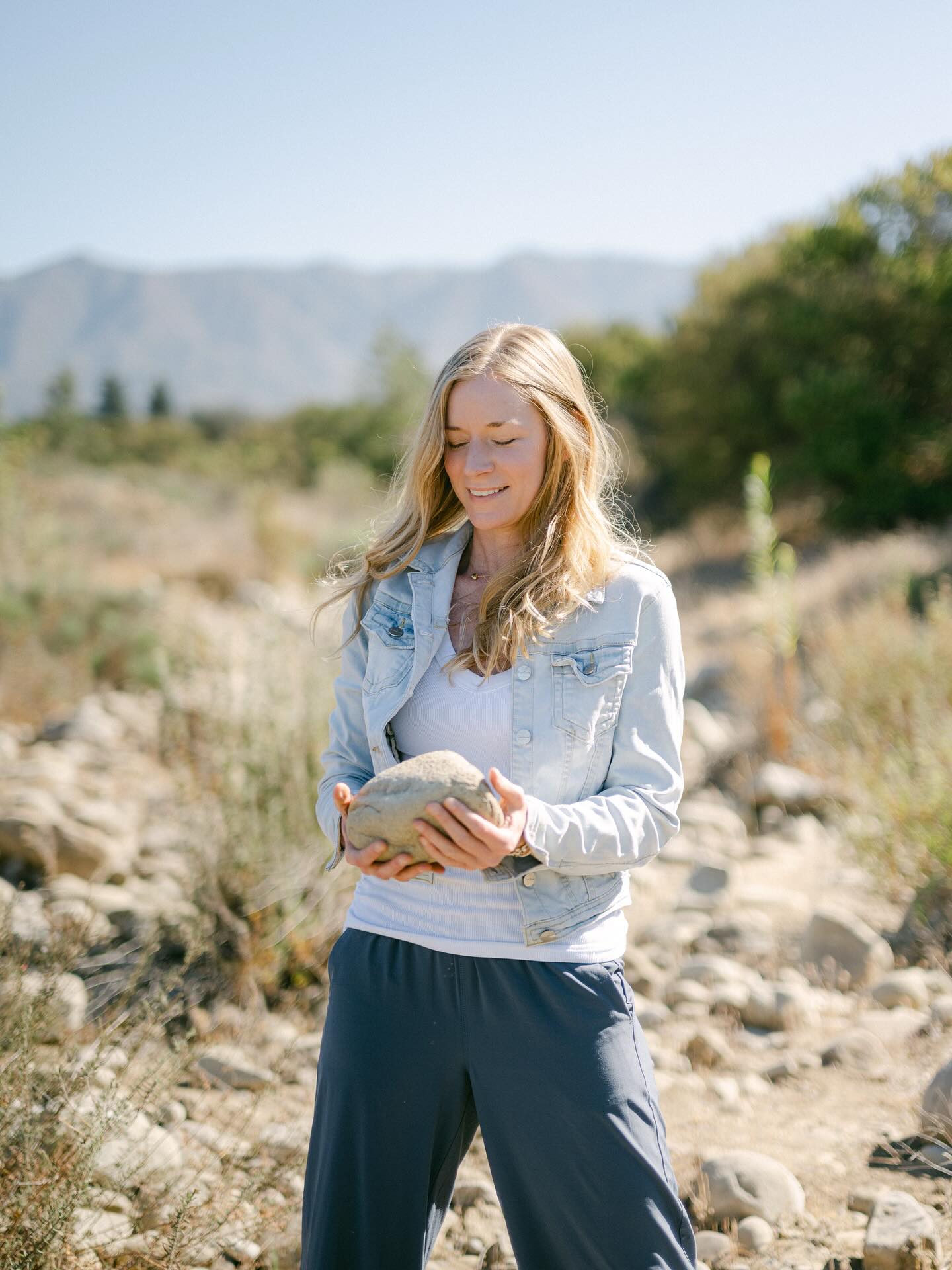 What weight are you carrying?
So many of us are consciously or unconsciously carrying stuff from our past into the present moment.
It keeps us from seeing things clearly, distracts us from what’s presently in front of us and a lot of times is draining our energy.
When we choose to consciously put down the things of the past and move forward with freedom everything becomes easier.
Want support with this process. Message me or click the link in my bio to schedule a consult call.
@letsspreadbeauty.photography 📸
#weight #release #coach #choice #letgo #process #energy #clearing #selfimprovement #blocks #clarity #guide