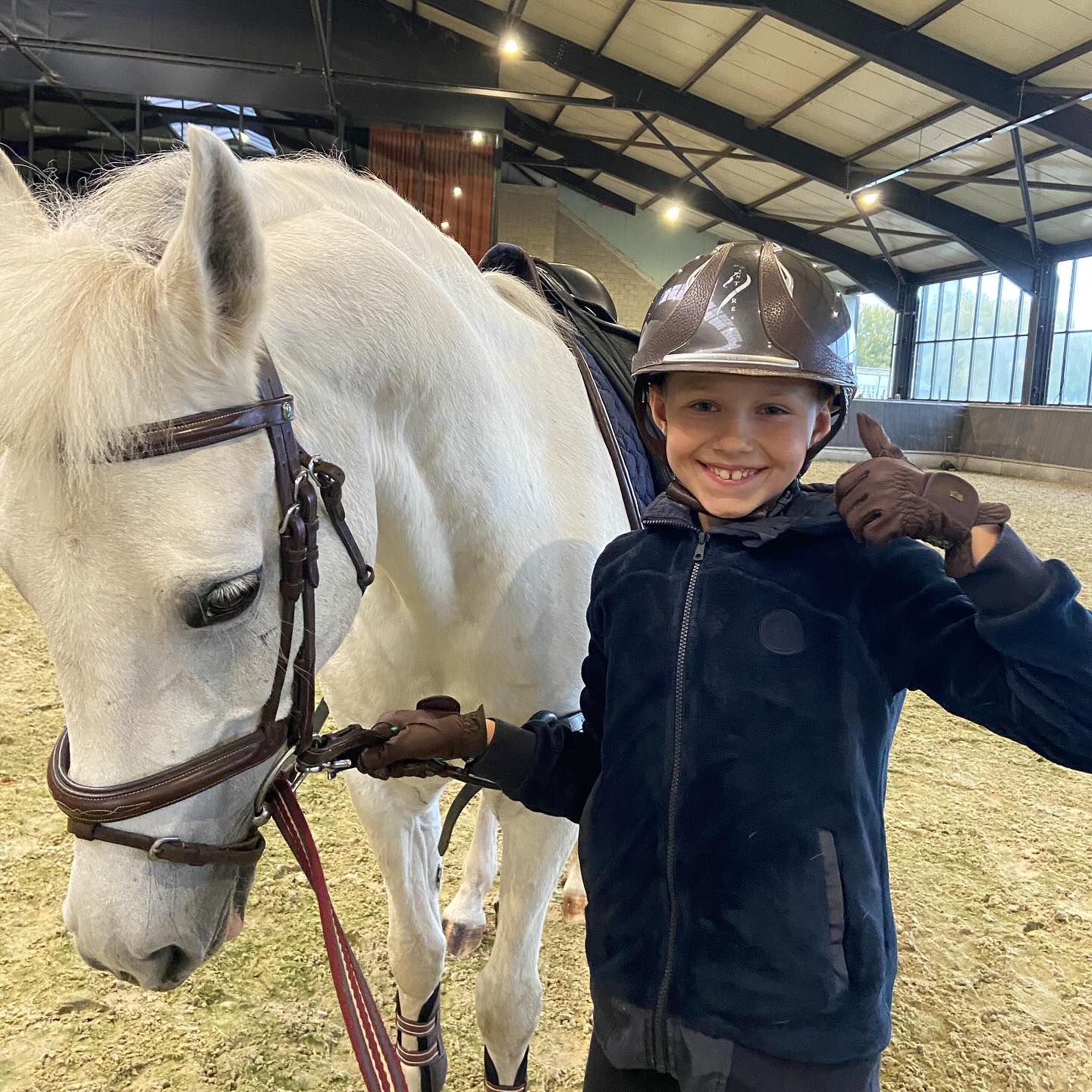 Happy kids! ✨
Elke woensdag komt Charles bij ons rijden met onze lieve pony Leila 🐴💛
Bij Equitalents focussen we niet alleen op jumpingruiters. Je bent welkom voor beginnende paardrijlessen, dressuur, dressuurgericht springen of springlessen.
Dankzij mijn achtergrond als ergotherapeut is er ook ruimte voor kinderen en jongeren die wat extra begeleiding kunnen gebruiken, zodat iedereen op zijn eigen tempo kan groeien en genieten. 🤍
Wil je graag meer info?
Stuur gerust een mailtje naar marie@equitalents.be – wij helpen je met plezier verder!
#mbequitalents #Paardrijden #PonyPower #HappyKids #Paardrijles #Dressuur #Springen #TherapeuticRiding #Ergotherapie #horses #horsereflectedcoach #horsereflectedcoaching #kindercoach #coachenmetpaarden #InclusiefPaardrijden #KidsAndPonies