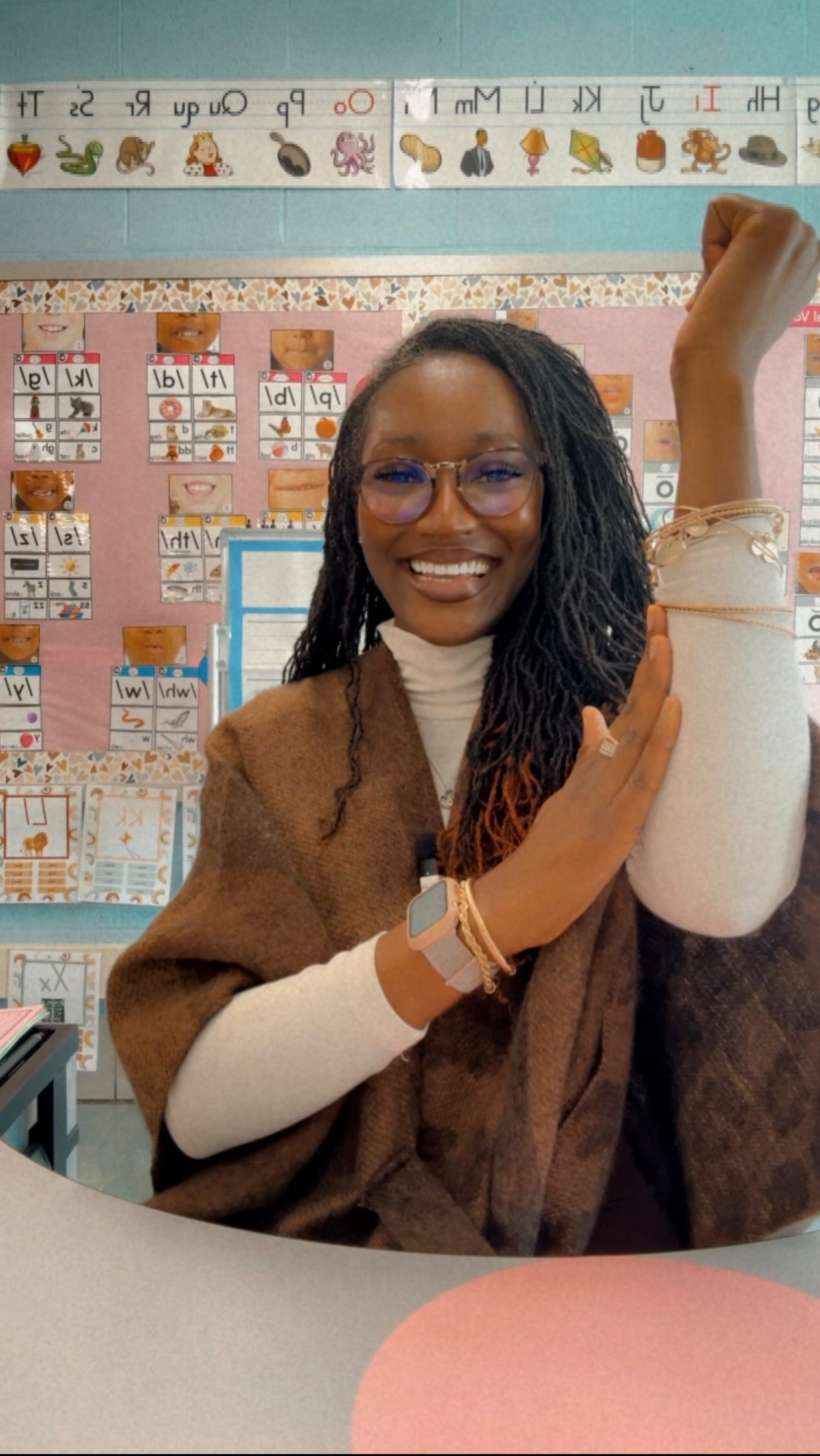 Final sound awareness helps scholars hear the last sound in a word. It’s all about listening closely to how words end. 👂🏾✨
If you say “bus” and they can tell you it ends with /s/, they’re sharpening their ears for reading success.
Why it matters:
When scholars can hear the final sound in words, they’re learning to notice every part of a word and build strong spelling and reading skills.
Try this at home:
🎒 “What sound do you hear at the end of cat?”
/t/
🎒 “Say bag. What’s the last sound?”
/g/
Every ending sound helps scholars grow into confident readers. 🌟📚
#fyp #literacyintervention #twogenerationalapproach #blackparenting #teacherstyle #read #phonemicawareness