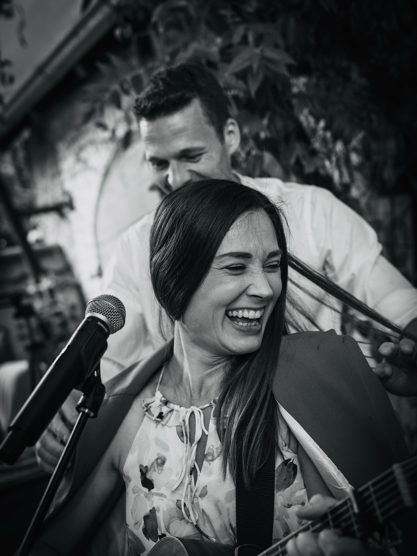 favorite pic from this season ☺️🫶 Danke an ein ganz liebes Paar, das mir diesen Schnappschuss weitergeleitet hat, lieb dieses Foto sehr, erinnert mich immer wieder daran wie sehr ich Singen für Menschen und das gemeinsame Feiern mit Live-Musik liebe!❤️