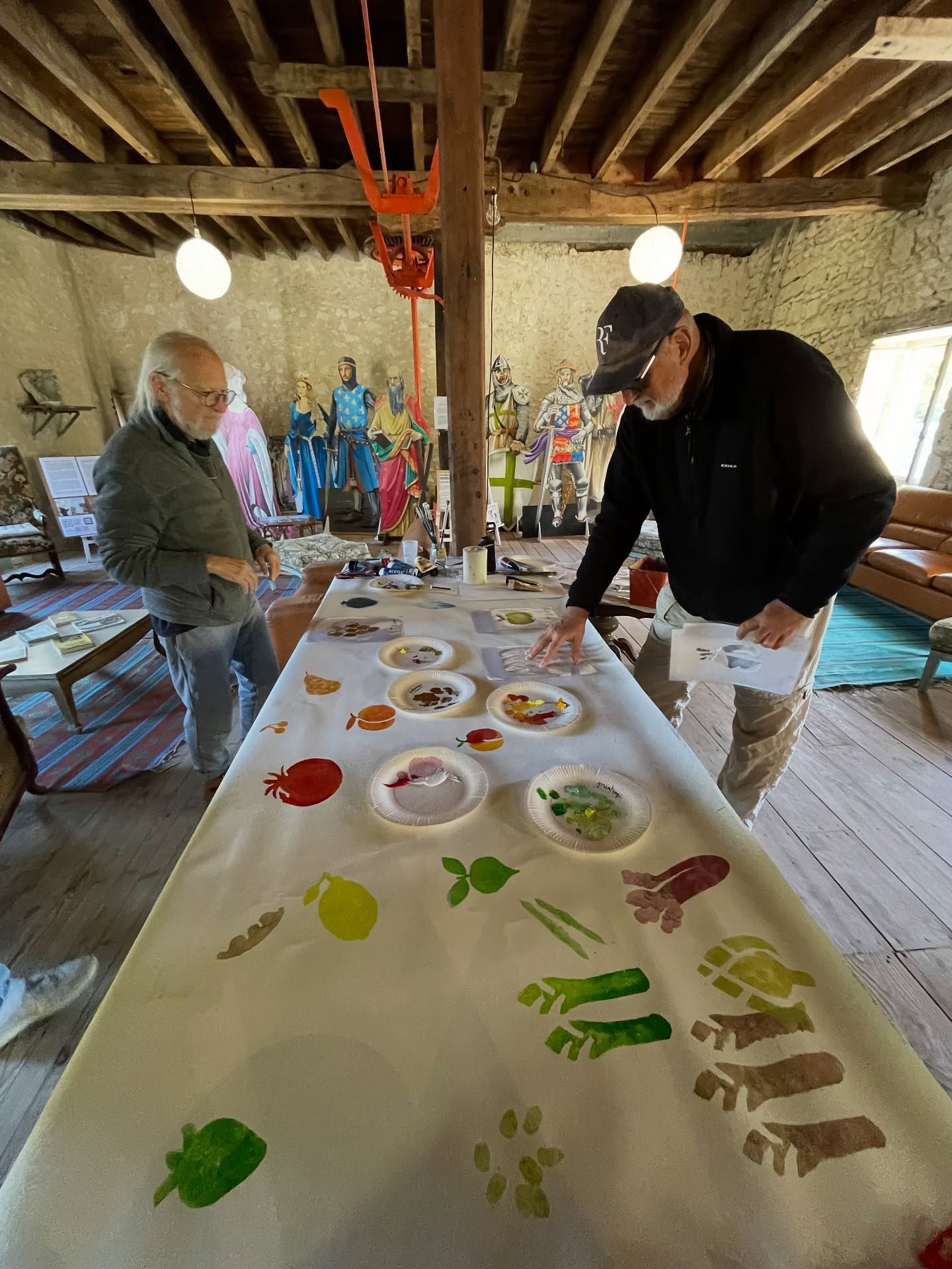 Lâartiste @carolus1952 a organisĂ© un atelier fresque des fruits et lĂ©gumes de Dordogne lors des journĂ©es du Patrimoine et de la SolidaritĂ©.
Nous vous réservons de nouvelles surprises avec Carolus en décembre !