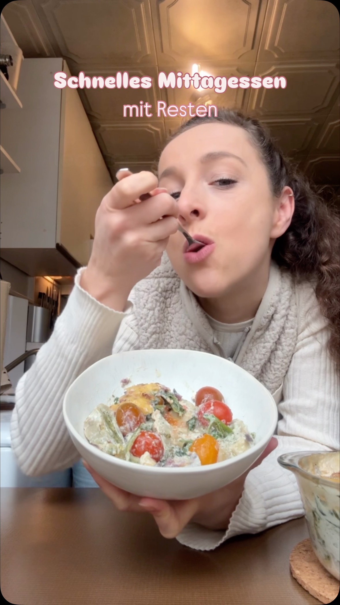 Wer kennt’s? Die gefrorenen Spinatreste, die seit Monaten im Tiefkühler überwintern 🙈👀
Keine Sorge – dieser schnelle Maultaschen-Auflauf rettet sie (und deine Käsereste) im Handumdrehen!
Perfekt für stressige Tage: super fix, voller frischem Gemüse und reich an Nährstoffen. Und beim Käse gilt: alles rein, was weg muss – vegan oder nicht 🧀✨
Also: Maultaschen schnappen und loskochen!
Zutaten (1 Auflauf):
• 300–400 g Maultaschen
• 200 g TK-Spinat
• 200 g Cherrytomaten
• 1 Zwiebel
• 1 Knoblauchzehe
• 1 EL Olivenöl
• 150 ml starke Gemüsebrühe
• 150 ml Kochsahne / Sojacreme
• Muskatnuss
• Salz & Pfeffer
• 60 g Käse oder Käseersatz
Zubereitung:
1. Spinat vorbereiten
Spinat auftauen (oder 1,5 Min in der Mikrowelle) und gut ausdrücken. Ofen auf 180° Umluft vorheizen.
2. Zutaten schneiden
Maultaschen in Streifen schneiden, Zwiebel & Knoblauch hacken, Tomaten waschen.
3. Sauce kochen
Zwiebel und Knoblauch in Öl andünsten, mit Brühe & Kochsahne ablöschen und mit Muskat, Salz & Pfeffer würzen.
4. Auflauf schichten & backen
Maultaschen, Tomaten und Spinat in der Form schichten, Sauce darüber gießen, Käse oben drauf – und für 15-20 Minuten ab in den Ofen.
Guten Appetit! ✨🍽️