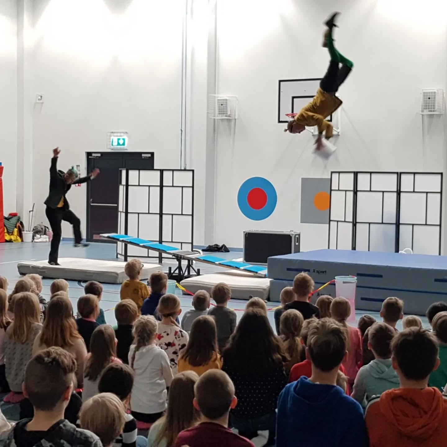 Hyvää Lapsen Oikeuksien Päivää! 🎉🙌
Meille lastenkulttuuri on ollut aina todella tärkeää ja ollaan esiinnytty tuhansille lapsille ympäri Suomea viimeisen 10 vuoden aikana. ♥️🧒
Keikkaa eri tilaisuuksissa eri toimijoiden kautta ja yhteistyössä ollaan tehty jo kauan, mutta ensimmäinen täysin oma teos Vortex meiltä valmistui @taikegram lastenkulttuurin apurahan turvin tammikuussa 2020 ja ensi-esitys nähtiin osana koulukiertuetta @ylimaariankoulu . Palaute sekä lapsilta että opettajilta oli todella hyvää ja tunne siitä kuin pääsi vihdoin esittämään täysin itse tehdyn teoksen oli aivan mieletön. 🤘💥
Kommentteja esityksestä lasten ja aikuisten suusta:
"Esitys oli ihan täys kymppi!"
" Ihan Cirque Du Soleilmainen tarina."
" Siistii, että lasten esityksessä on isojakin temppuja. "
"Kiva ja vähän jännittävä esitys, vipulautatemput tosi siistejä."
" Strutsi oli hauskin juttu pitkään aikaan ja ämpäritemppujen harjoittelu kotona aloitettu."
Kommentteja esityksestä lasten ja aikuisten suusta:
"Esitys oli ihan täys kymppi!"
" Ihan Cirque Du Soleilmainen tarina."
" Siistii, että lasten esityksessä on isojakin temppuja. "
"Kiva ja vähän jännittävä esitys, vipulautatemput tosi siistejä."
" Strutsi oli hauskin juttu pitkään aikaan ja ämpäritemppujen harjoittelu kotona aloitettu."
Tällä hetkellä tehdään uutta Joulusirkusspesiaali-esitystä @lastenkulttuurikeskusfari Timantti-teatteriin, 10 päivää enskaan. 🎅⚪⚪
Kuvan otti Tiina Tähtikari Vortex ensi-esityksestä Yli-Maarian koululla 15.1.2020. 🙏✨
#lastenkulttuuri #sirkus #duocolorexpress