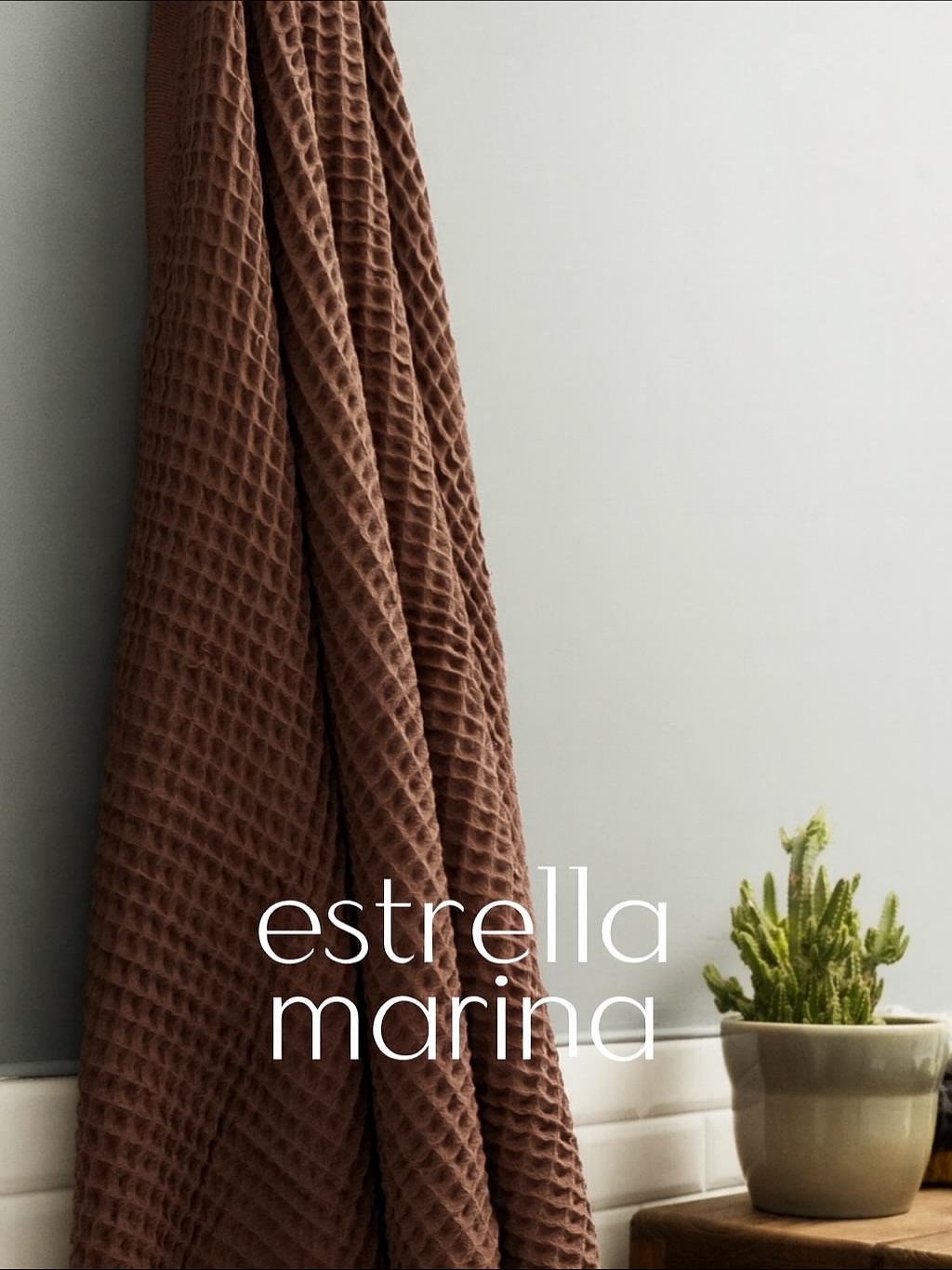 3 нови ексклузивни цвята кърпи за баня:
✨ Защо нашите вафлени кърпи са по-добри от всичко, което си използвал досега?
Защото са създадени да работят за теб – всеки ден, дълго време и без да губят форма и качество.
🌿 Гъвкави и еластични
Уникалната вафлена структура позволява на кърпата да променя формата си, докато я използваш — и после да я възстановява без да се разтяга или деформира. Това ги прави по-здрави, по-удобни и изключително издръжливи.
🔗 Закачат се лесно — дори без гайка
Благодарение на начина, по който са изтъкани, кърпите създават естествен захват и могат да се закачат почти навсякъде. Без да се късат, без да се правят дупки, без компромис в качеството.
☁️ Леки, меки и приятни на допир
Нежни към кожата, без да са тежки и груби. Подходящи за деца, за чувствителна кожа и за ежедневна употреба.
💧 Изключително попивни
Улавят влагата бързо и ефективно — без усещане за мокра, тежка кърпа. Работят по-добре от обикновените кърпи с многократно по-добра абсорбция.
⚡ Съхнат 3 пъти по-бързо
След баня, след плаж или след спорт — тази кърпа е суха много преди всички други. И не задържа миризми, бактерии или влага.
⸻
🌟 Кърпа, която ще използваш всеки ден.
Качество, което се усеща от първото докосване.
Идеална за баня, плаж, сауна, фитнес или подарък с истинска стойност. Бройките са ограничени. Не чакай, че изчерпват се бързо 👇🏼
www. estrellamarina.bg
#estrellamarina #вафленакърпа #кърпа #домашентекстил #интериор #баня #уютендом #бързосъхнеща #памук100 #качествентекстил #домътми #householdessentials #bathdecor #bathroomstyle #premiumtowels #homedecor #waffletowel #absorbent #quickdry #softtowel