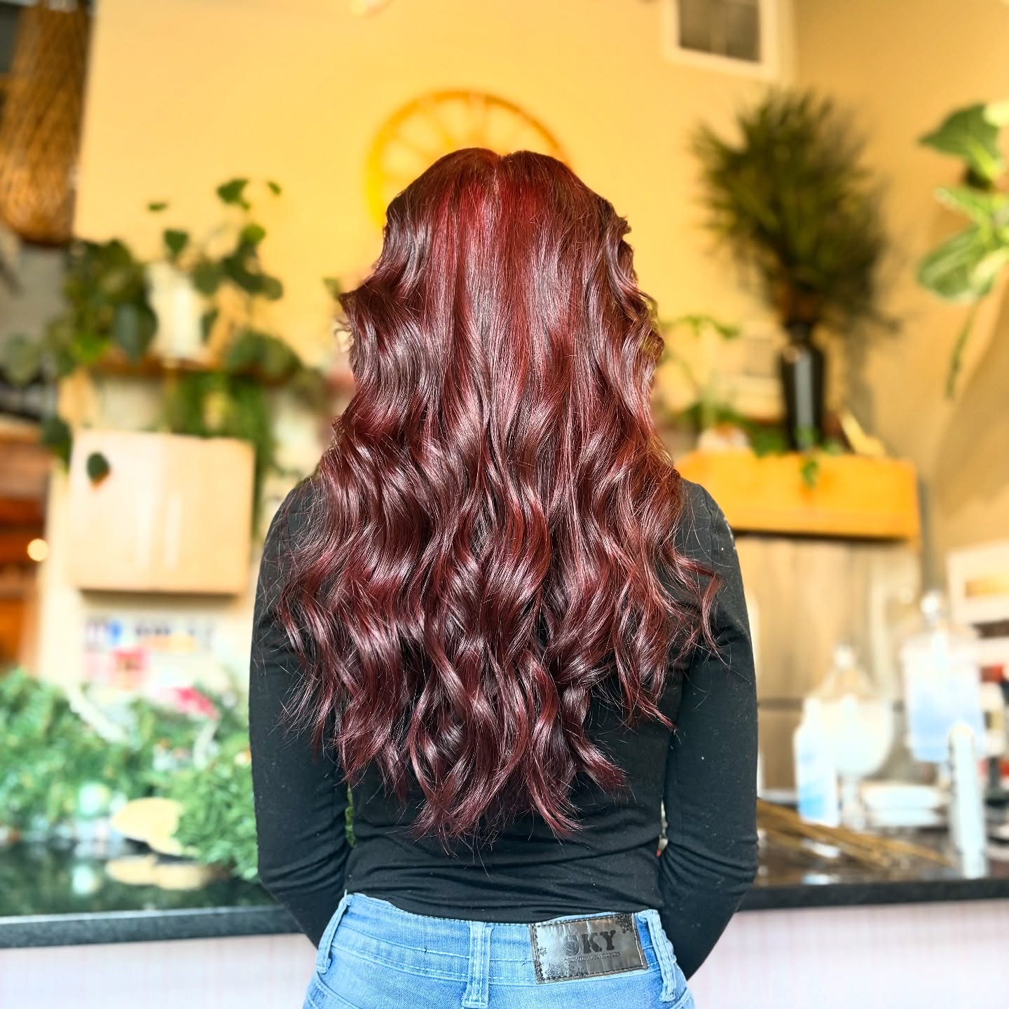A holiday red that stops traffic ❤️🎄
Shine, dimension, and the perfect soft wave for the season.
Book your holiday transformation — we’re here to make you feel magical ✨
#ColumbiaSC #ColumbiaSCStylist #ColumbiaHairSalon #HairByMarissa #SCSalon #SCStylist
#RedHair #DimensionalRed #HolidayHairVibes #RedColor #SCBlondesAndBrunettes #HairGoalsSC