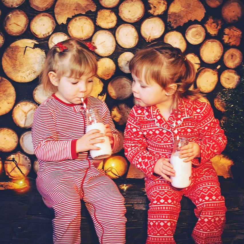 🎄 Подаруй дитині свято там, де його забрала війна!
Навіть у найтемніші часи дітям потрібне диво. І саме ми з вами можемо його створити.
У гуртожитках, тимчасових оселях та прифронтових громадах багато дітей зустрінуть Новий рік у непростих умовах — далеко від свого дому й звичного тепла.
Через війну їхнє життя змінилося раптово й болісно, а дорослі поруч часто мають обмежені можливості, щоб створити дітям свято так, як було раніше.
❤️ Ми не можемо змінити все. Але можемо змінити їхній день. Фонд «Без кордонів» розпочав ініціативу привітання 750 дітей-війни з Новорічними святками. Це діти, чиї родини втратили дім або живуть у постійній невизначеності, ми з ними контактуємо та знаємо їх потреби та проблеми, вони проживають у Вінницькій, Київській областях та м. Кропивницький.
🎁 Один пакунок солодощів — це більше, ніж ласощі.
Це знак: «Про тебе пам’ятають. Ти важливий».
У кожному наборі: шоколад, печиво, цукерки, згущене молоко, сік — прості речі, які повертають дітям відчуття радості й турботи.
💛 Ми запрошуємо долучитися кожного, хто хоче подарувати дитині віру в диво. Підтримати можна фінансово, або в натуральній формі (солодощі, сік, згущене молоко), реквізити для підтримки в коментарях.
Ми гарантуємо: фотозвіт, прозорість, публічну подяку та цільове використання.
Подарунок — це не просто цукерки. Це теплий дотик до дитячого серця.
❤️ Подаруй частинку свята. Долучайся!
У разі запитань, будь ласка зв’яжіться з нами:
Координаторка проєкту Оксана Вознюк
Контакт: +38 (067) 174 56 91
E-mail: bezkordoniv.fond@gmail.com
❤️ Детальніше про проєкт читайте у коментарях!
#ПривітанняДітей #ДітямВійни #ФондБезКордонів
#ЦивільнийФронт #CivilFront