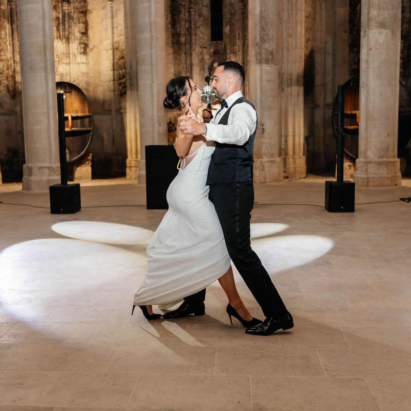 ✨ Dans un lieu si majestueux, il fallait une ouverture de bal élégante et épurée...
Pauline & Anthony
💍 31 mai 2025 💍
Les colonnes de l’Abbaye de Valmagne ont vibré au son de Jacques Brel, portées par la douceur de ces mariés ✨
Leur émotion après avoir dansé 🥹 (Ils m’ont laissé un p’tit message audio qui m’a fait fondre) :
“Cette chorégraphie dans le lieu dans lequel nous étions, avec la lumière la musique, c’était merveilleux !
Merci pour ton accompagnement, pour ta discipline et ta rigueur à nous faire devenir des danseurs “
Un extrait vidéo de leur ouverture de bal est disponible dans un reel sur le feed 😉
OUVERTURE DE BAL :
@synbaldanse
LIEU : @abbayedevalmagne_
PHOTOGRAPHE & VIDÉASTE:
@studiocasinopictures
ROBE DE MARIÉE : @coeur.sauvage_robesdemariee
TRAITEUR: @traiteurgrand
VIDEOBOOTH: @vipmotion360
MARIES : Pauline & Anthony
.
.
.
.
#ouverturedebal #weddingdance #choregraphe #coursdedanse #dansedemariage #dancelifts #coupledancing #quandonaquelamour #brel #émotion #mariage #jourj #mariage2025 #mariagemontpellier #coaching #mariage2026 #mariagesuddelafrance #mariageinspiration #couplegoals #weddingplanner #weddinginspiration #coupledancing #synbaldanse #foryou #pourtoi