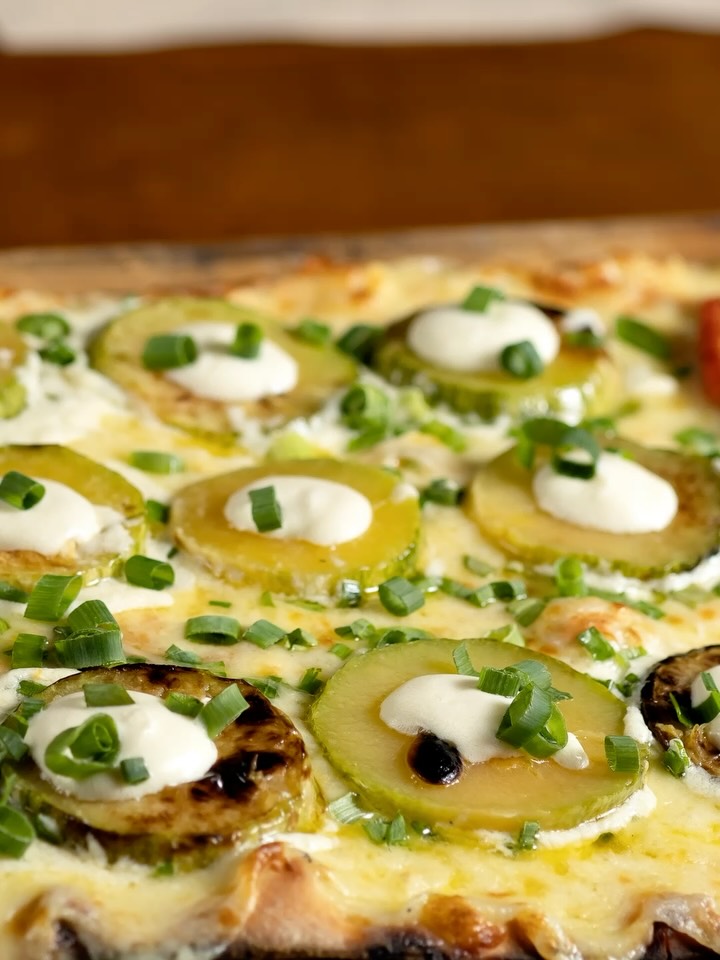 Feche o fim de semana com chave de ouro aqui na Villa: música ao vivo no piano para uma noite memorável!